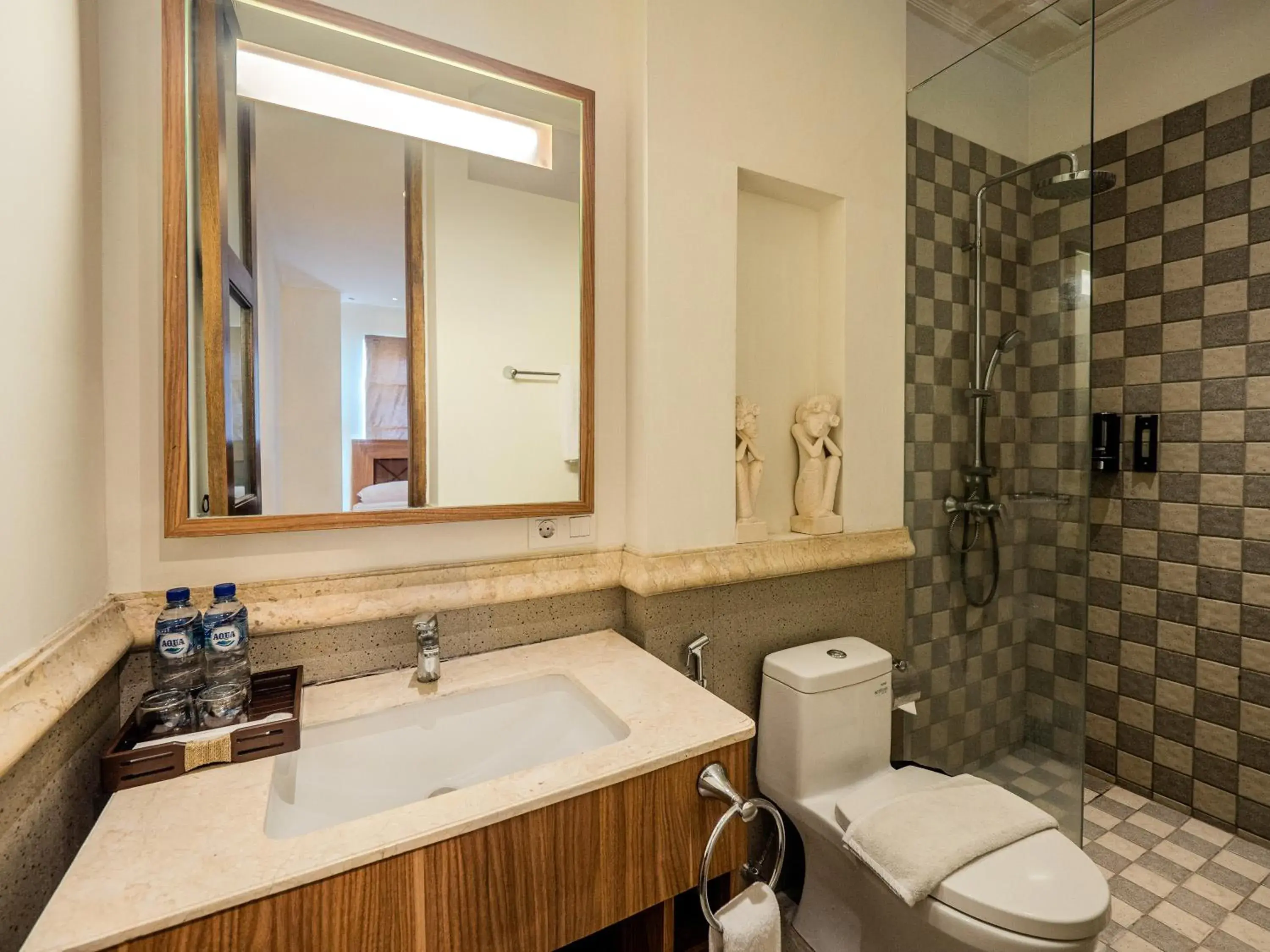 Bathroom in Alron Hotel Kuta Powered by Archipelago