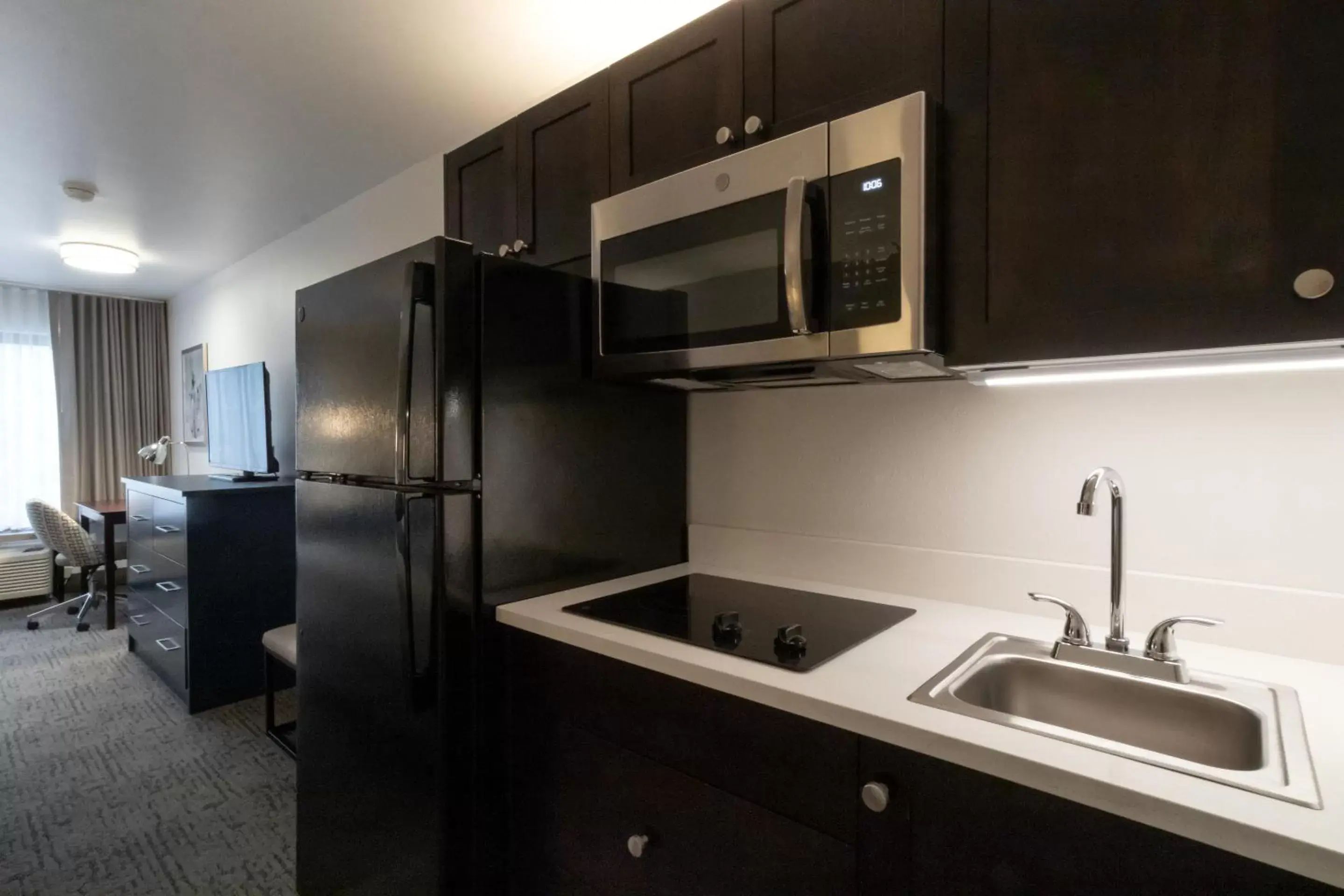 Bedroom, Kitchen/Kitchenette in Oxford Suites Portland - Jantzen Beach