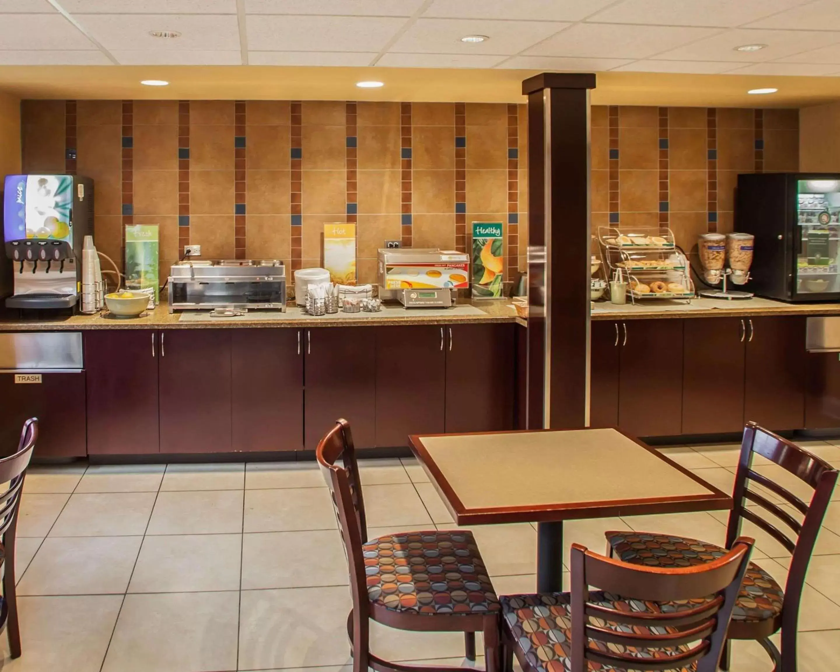 Restaurant/Places to Eat in Quality Inn and Suites St Charles -West Chicago