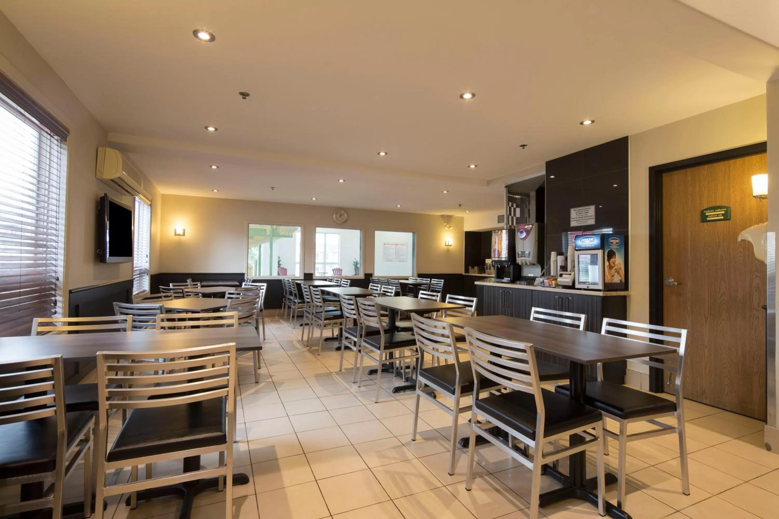 Restaurant/places to eat in Super 8 by Wyndham Quebec City