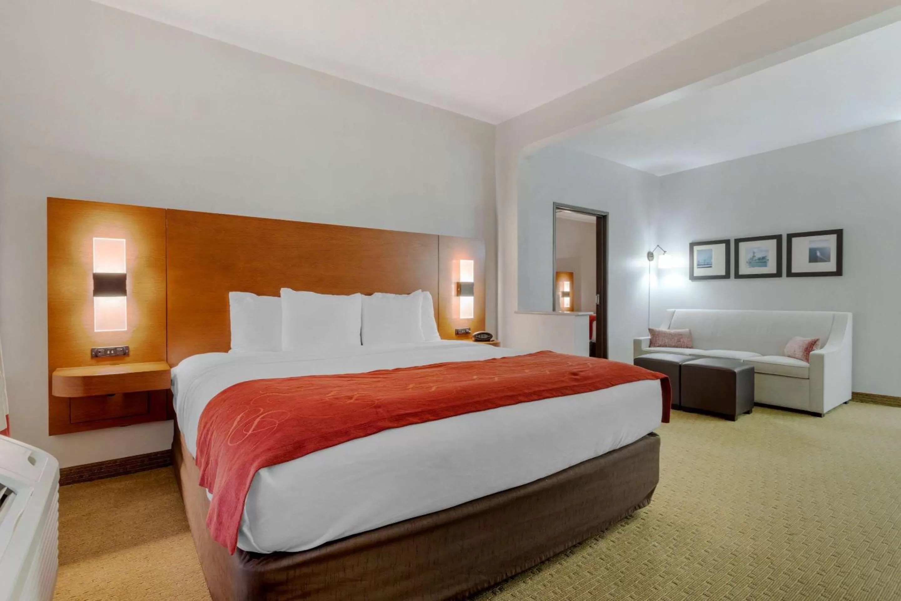 Bedroom, Bed in Comfort Suites La Porte - Baytown