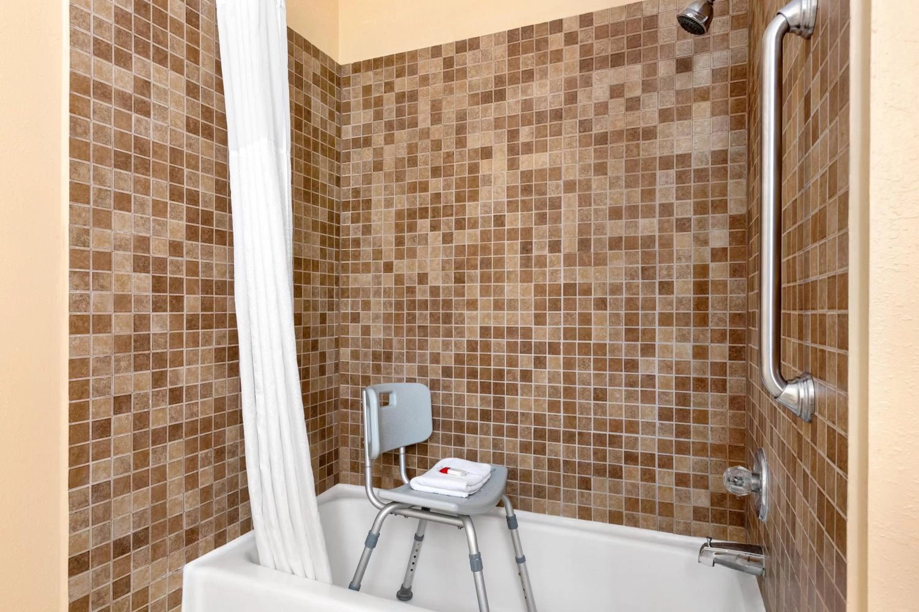 Howard Johnson by Wyndham Waterloo/Cedar Falls