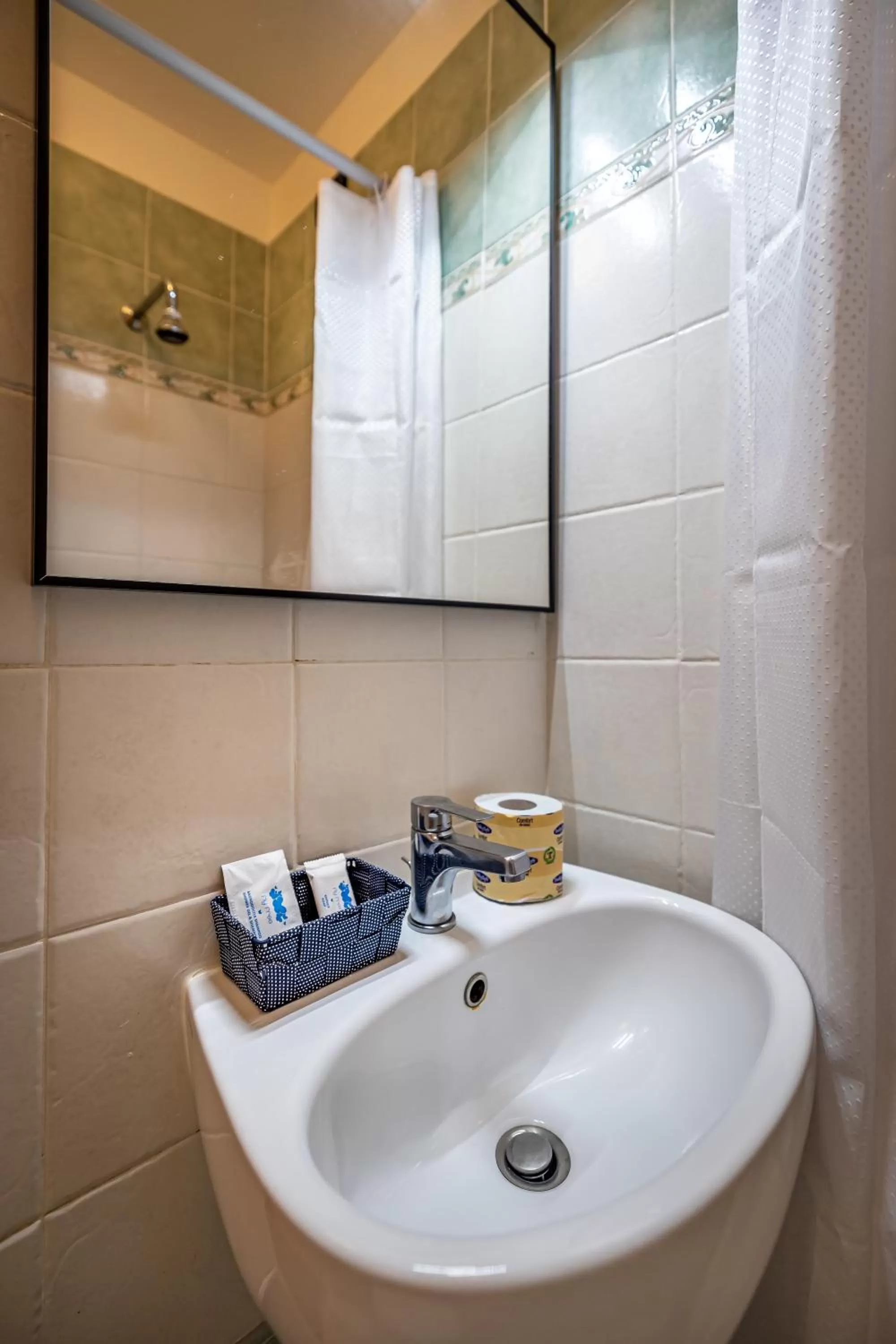 Bathroom in HOTEL VENETO con accesso ZTL