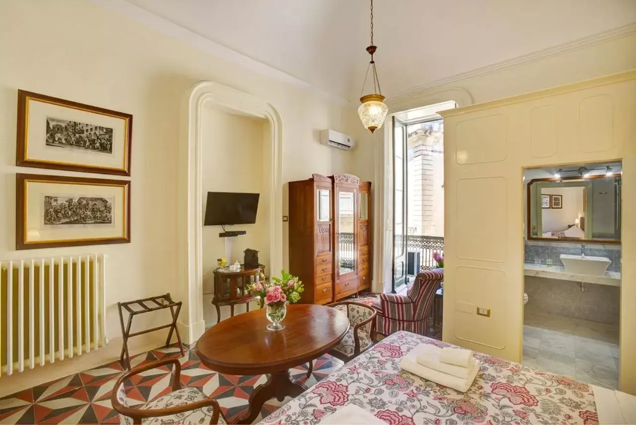 Balcony/Terrace, Dining Area in Palazzo Bernardini Suites