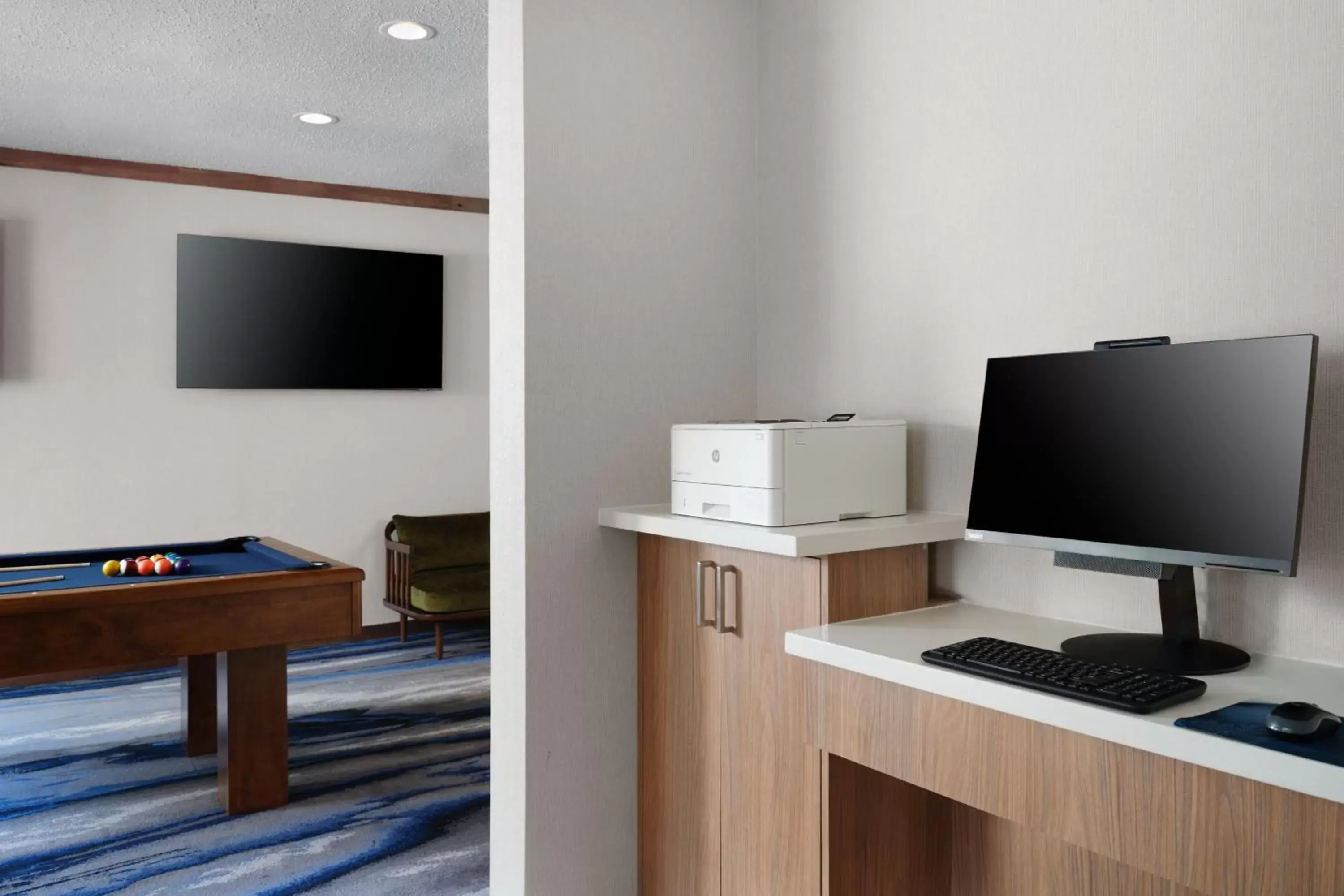 Business facilities, TV/Entertainment Center in Fairfield Inn and Suites Austin South
