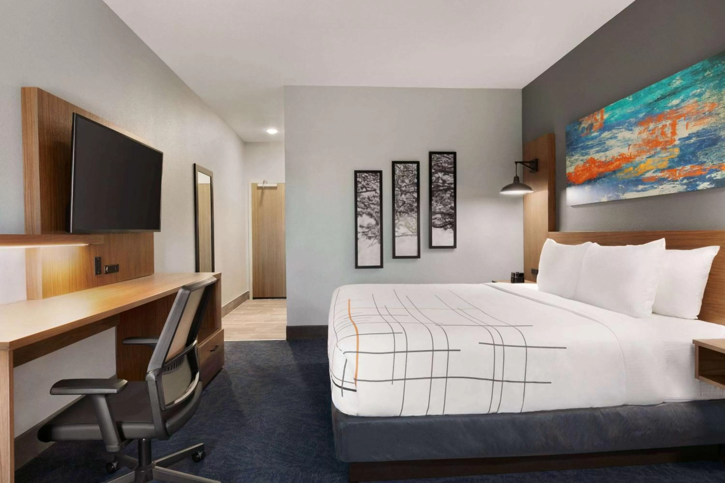 Photo of the whole room, Bed in La Quinta Inn & Suites by Wyndham College Station North