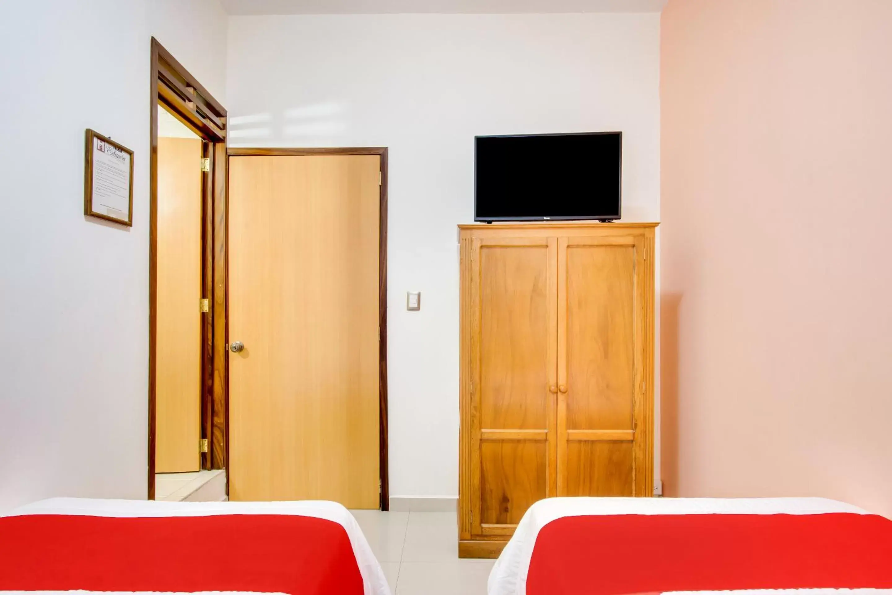 Bedroom, TV/Entertainment Center in Hotel La Estancia