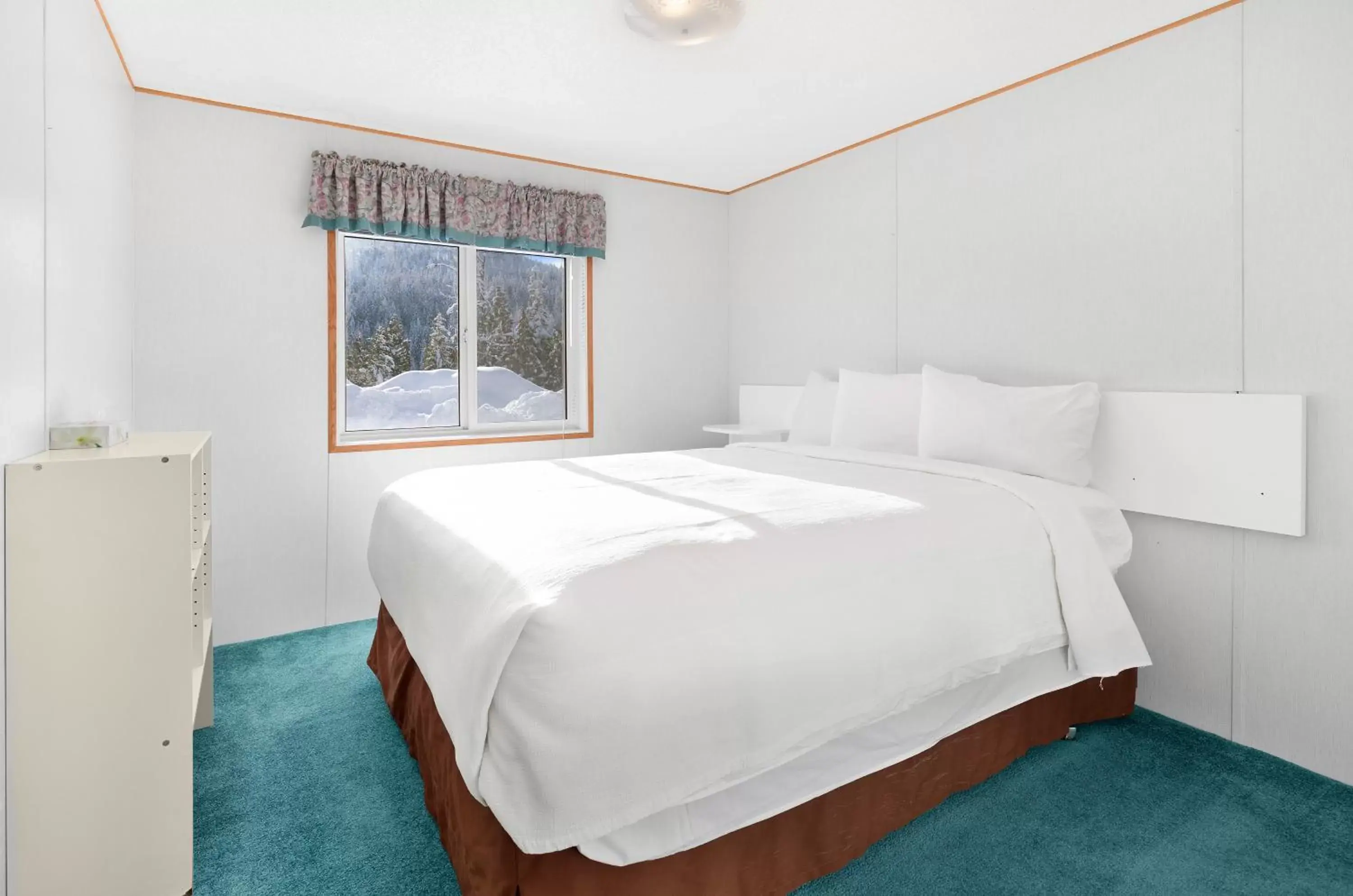 Bedroom, Bed in SureStay Hotel by Best Western Rossland Red Mountain