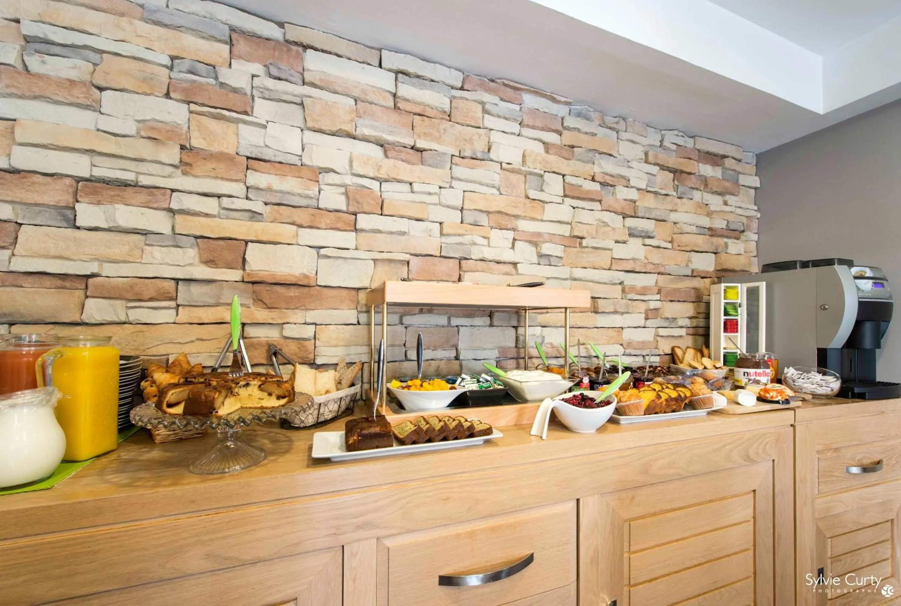 Buffet breakfast in Un Hotel sur le Port