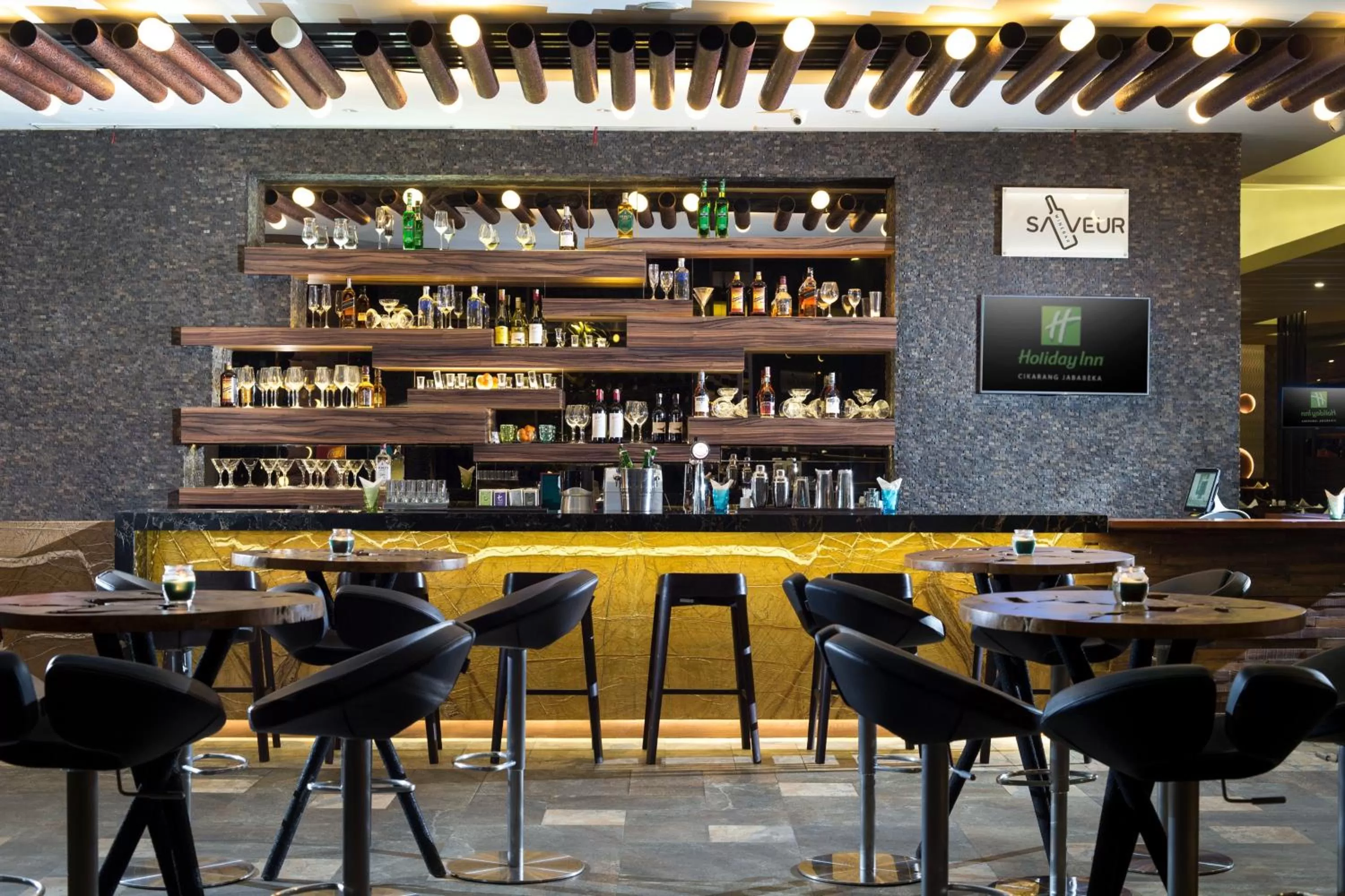 Lounge or bar in Holiday Inn Cikarang Jababeka by IHG