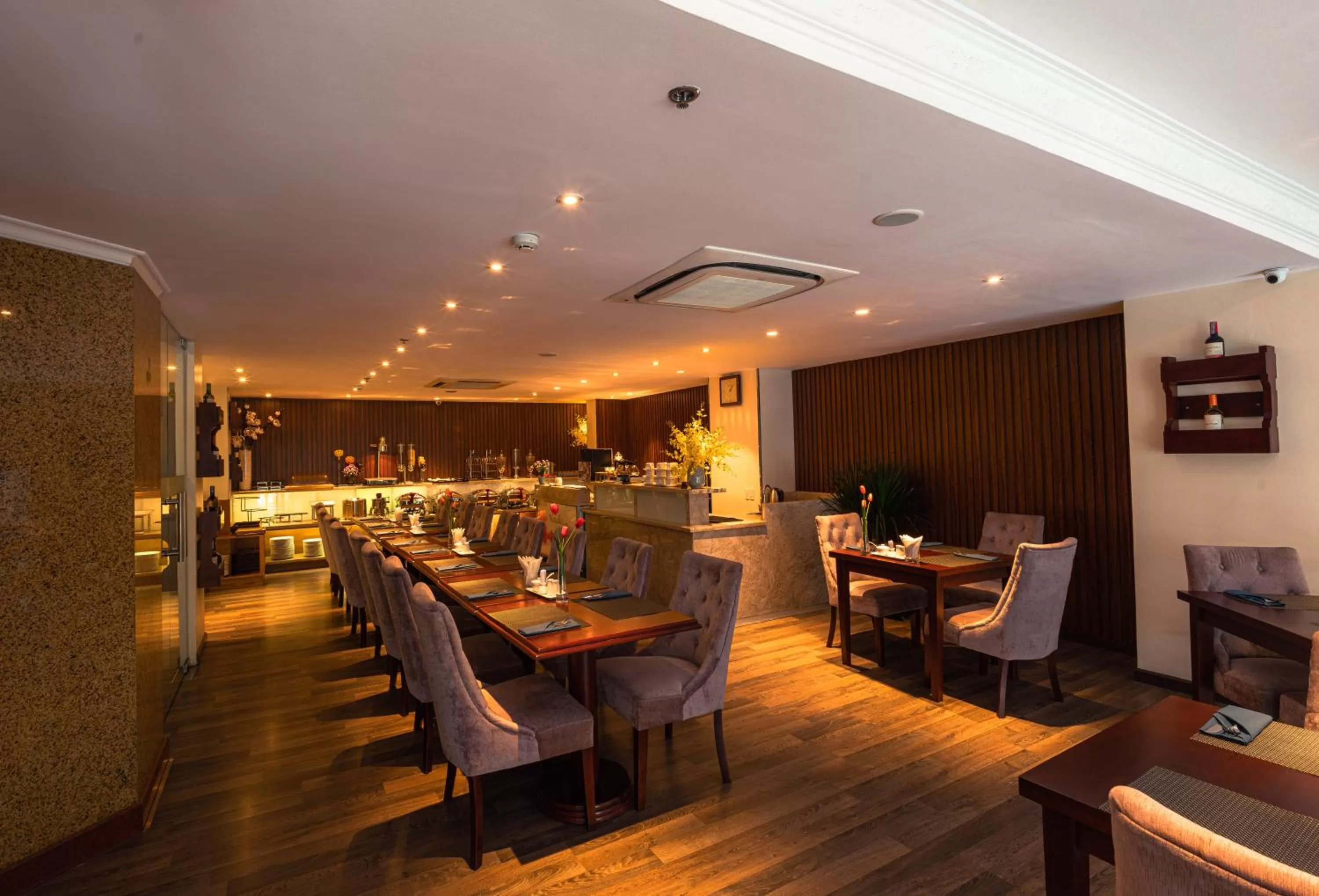 Restaurant/places to eat in Roseland Corp Hotel