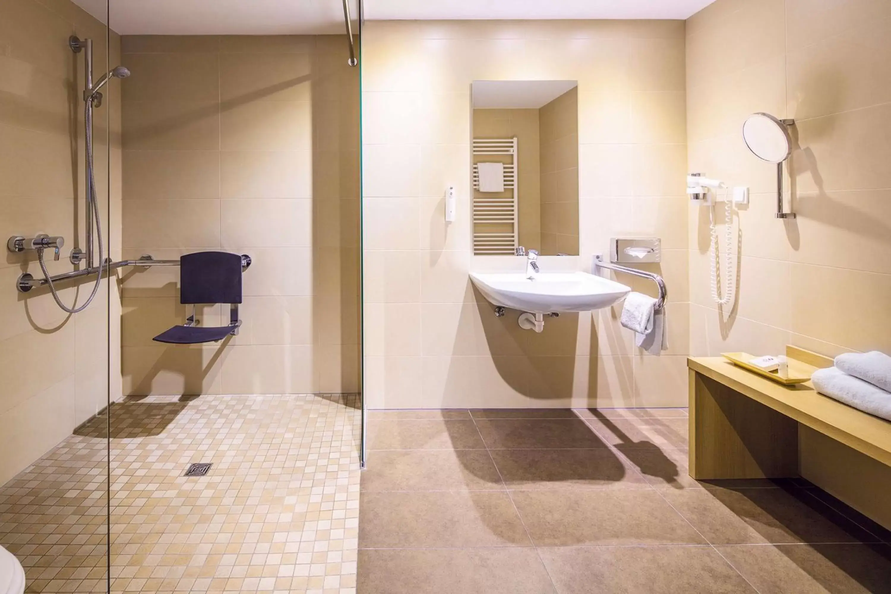 Bathroom in Lanzcarré Hotel Mannheim, a member of Radisson Individuals