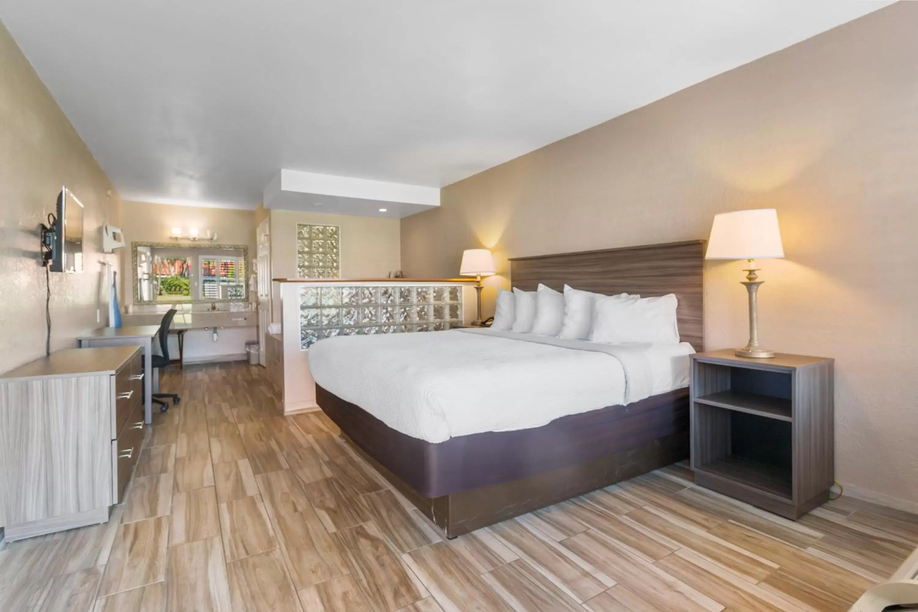 Bedroom, Bed in Vero Beach Inn & Suites Vero Beach I-95