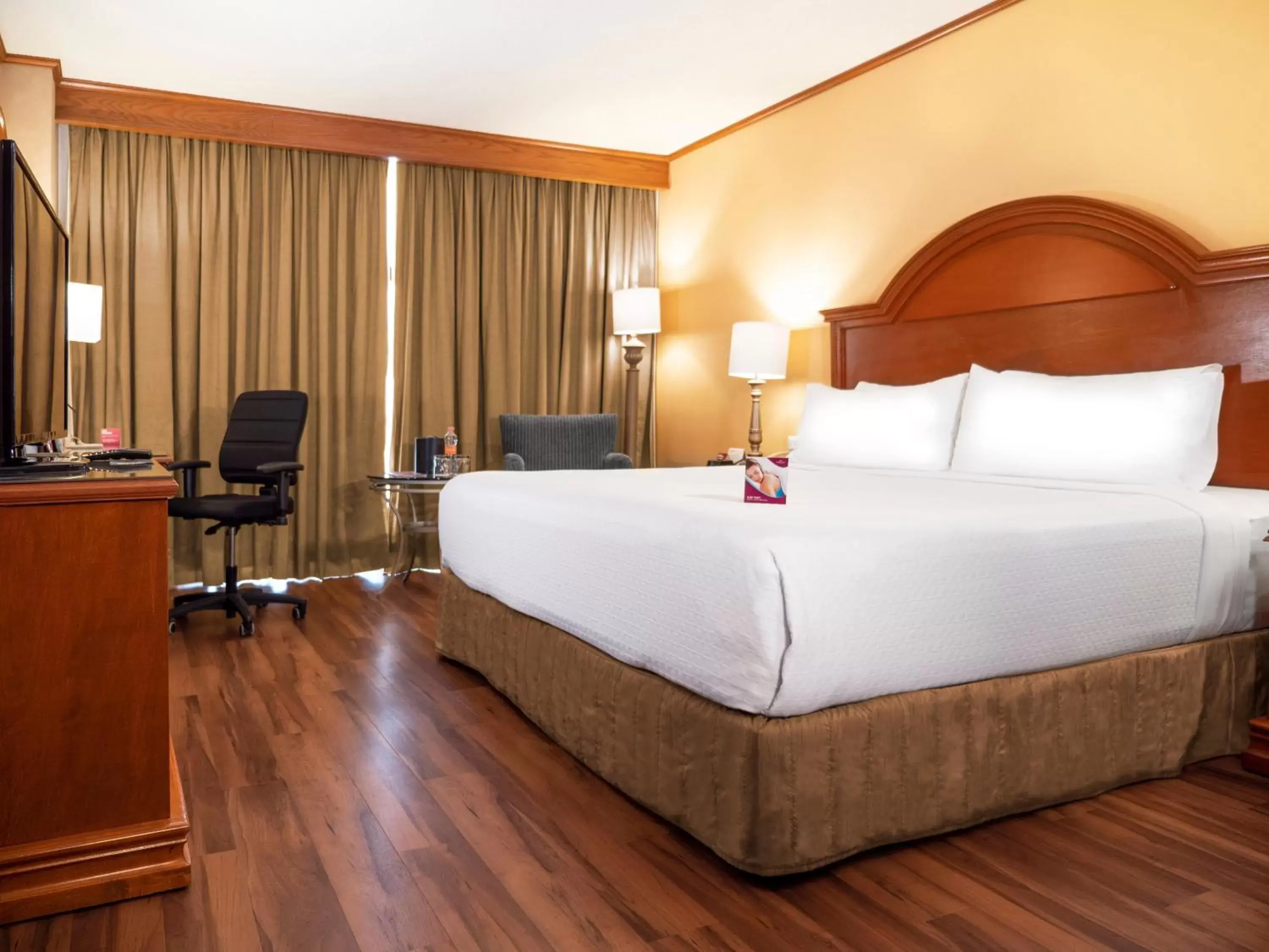 Photo of the whole room, Bed in Crowne Plaza Hotel Monterrey, an IHG Hotel