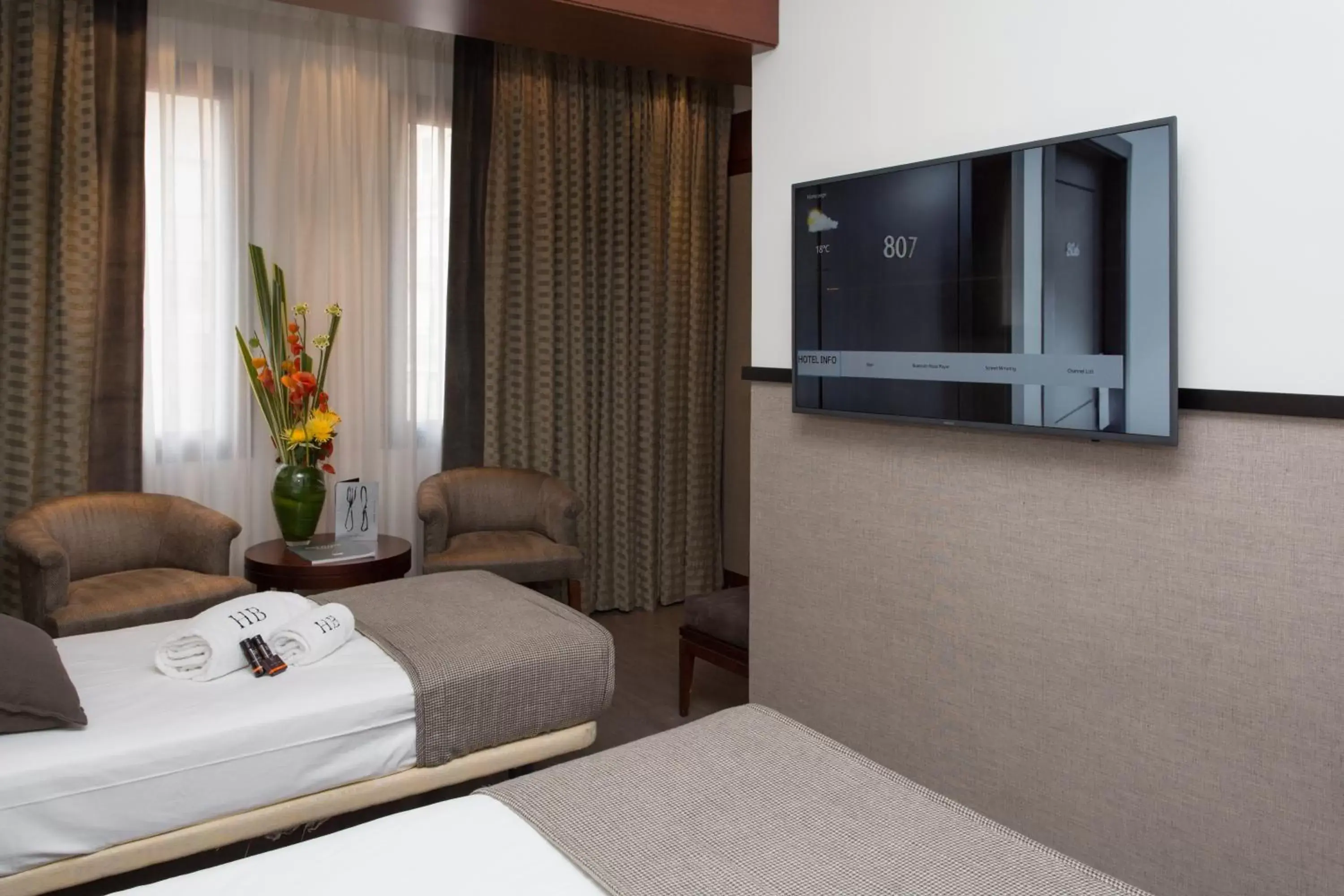 Bed, TV/Entertainment Center in Hotel Balmoral