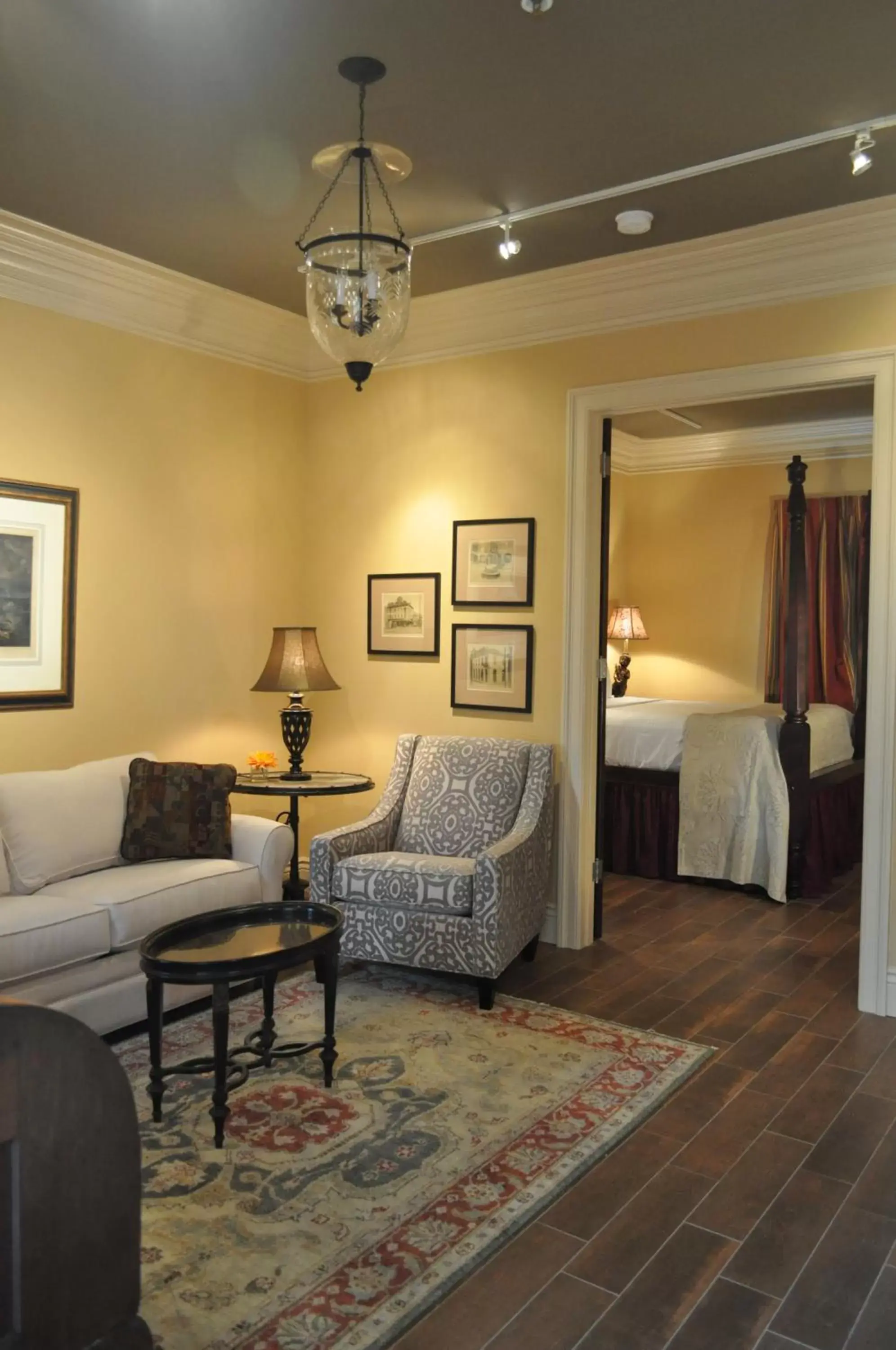 Photo of the whole room, Seating Area in The Inn at Houmas House Estate