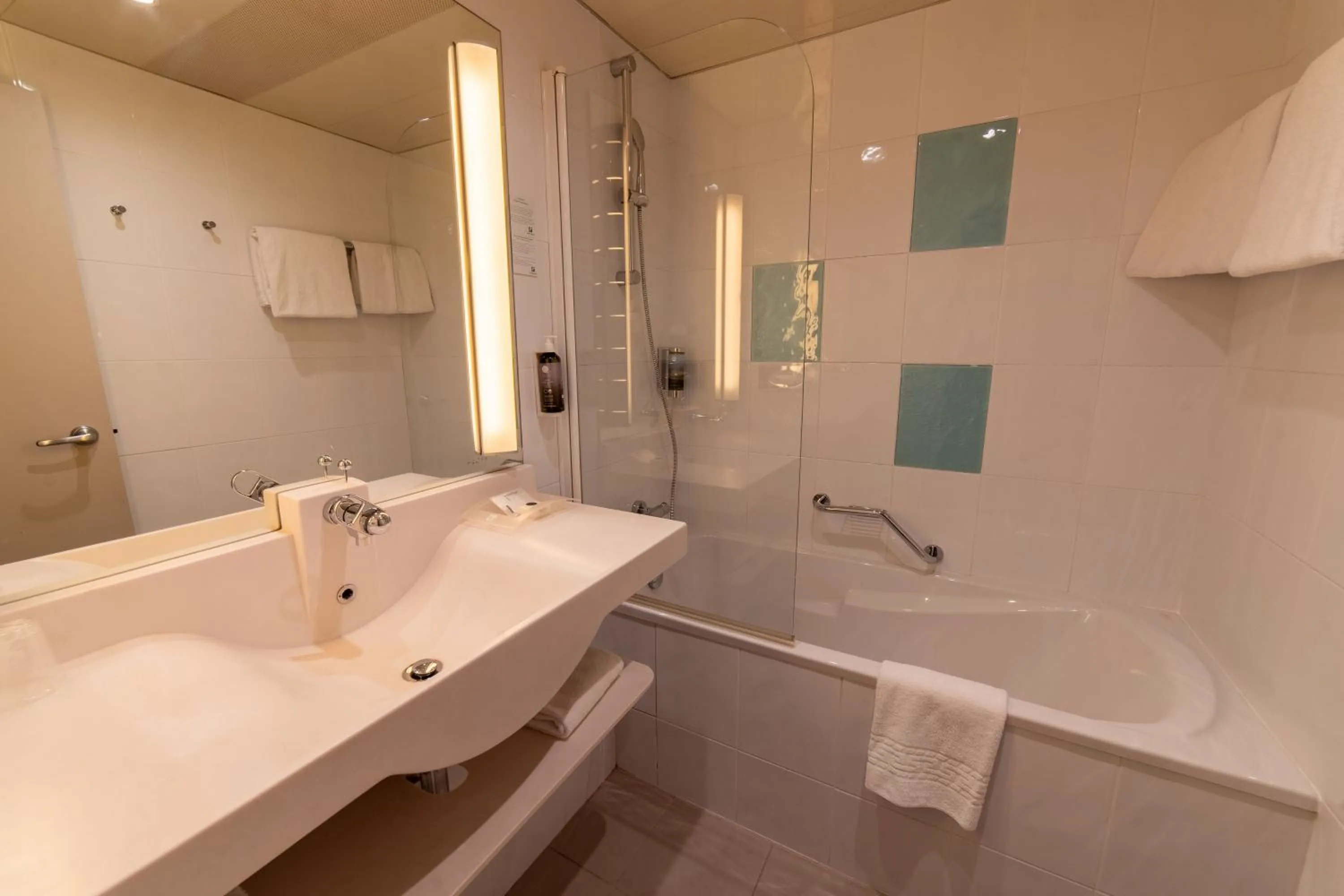 Bathroom in Holiday Inn Lyon Vaise by IHG