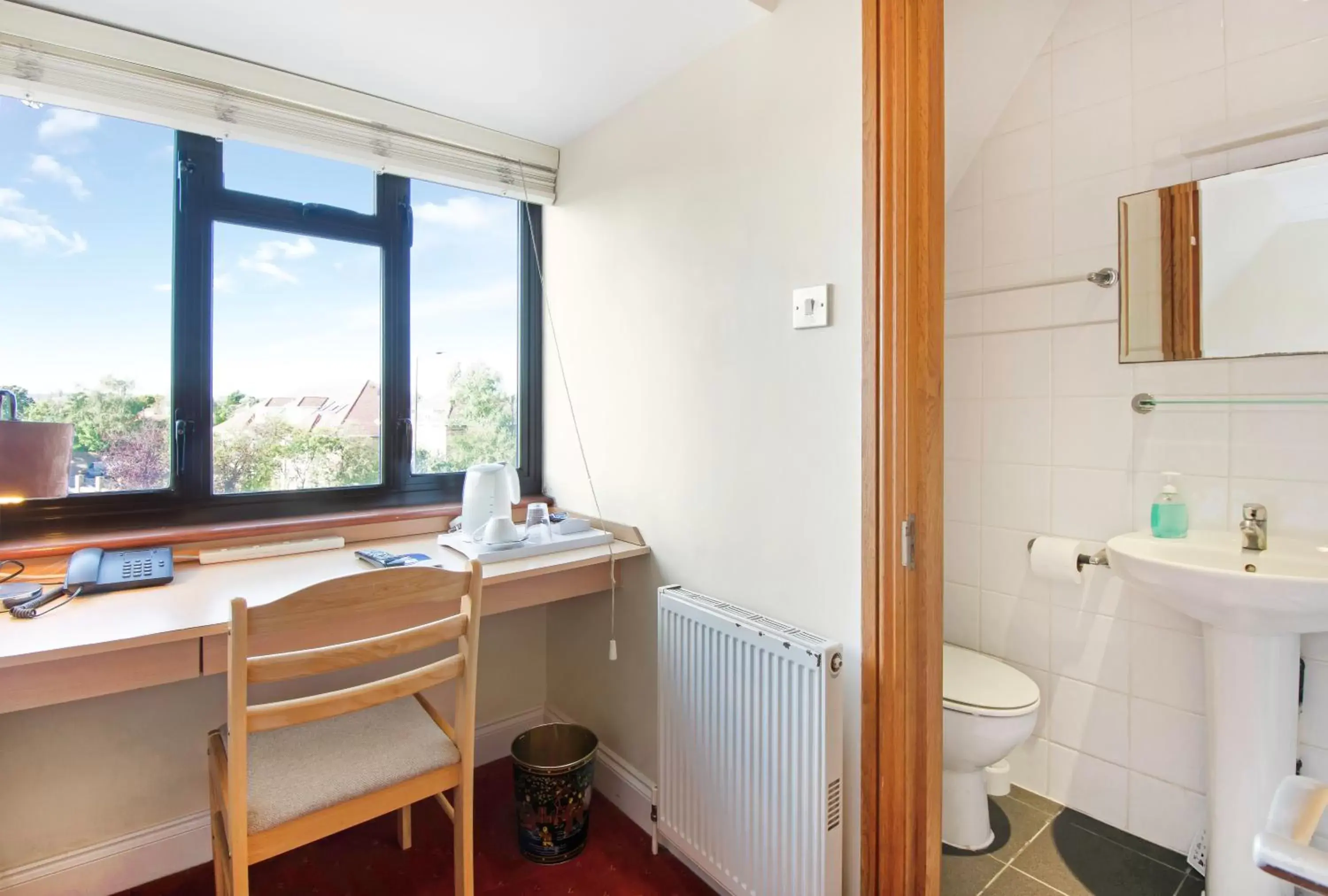 Bedroom, Bathroom in The Brent Hotel - London - Wembley and Harrow