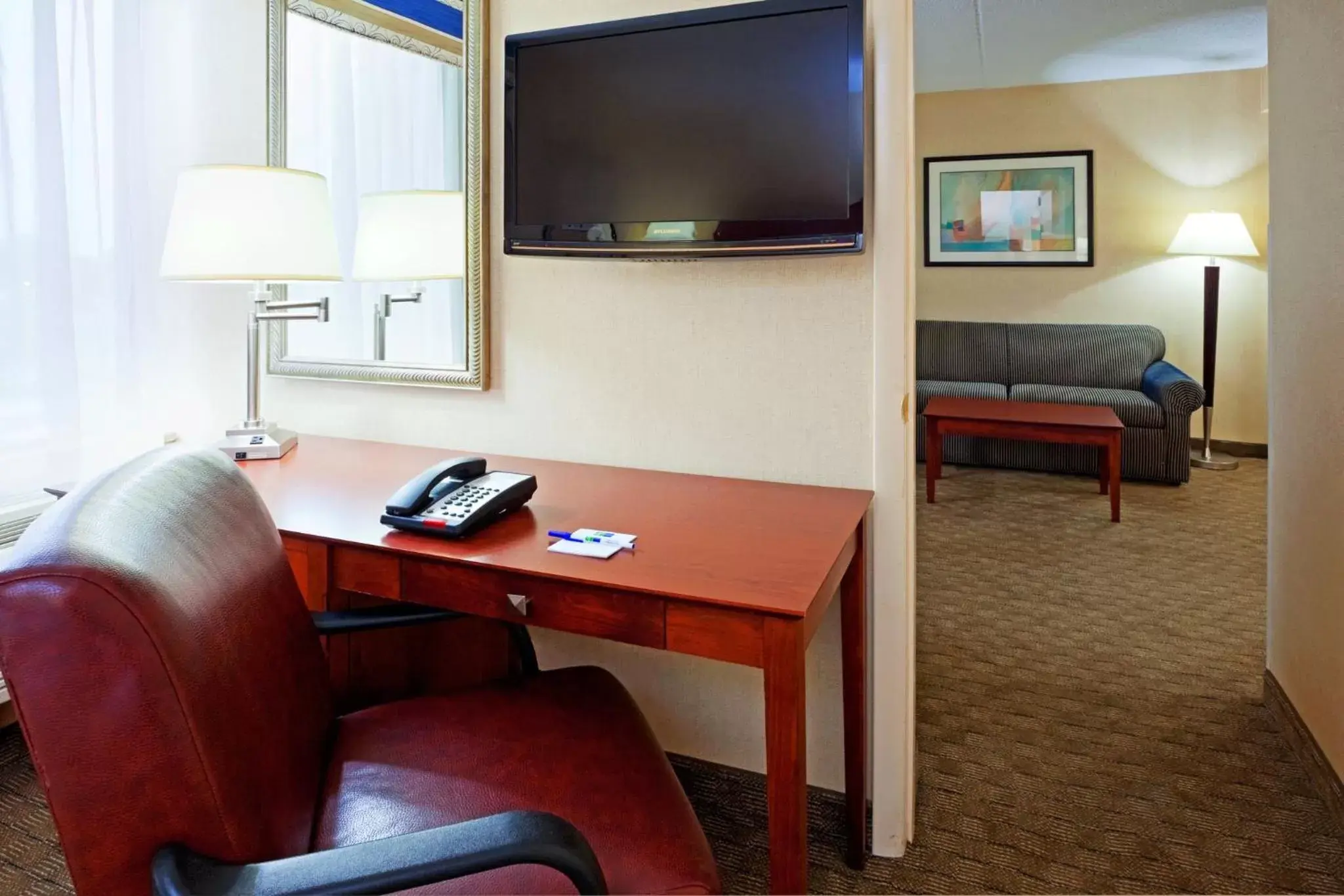 Photo of the whole room, TV/Entertainment Center in Holiday Inn Express Ramsey Mahwah, an IHG Hotel