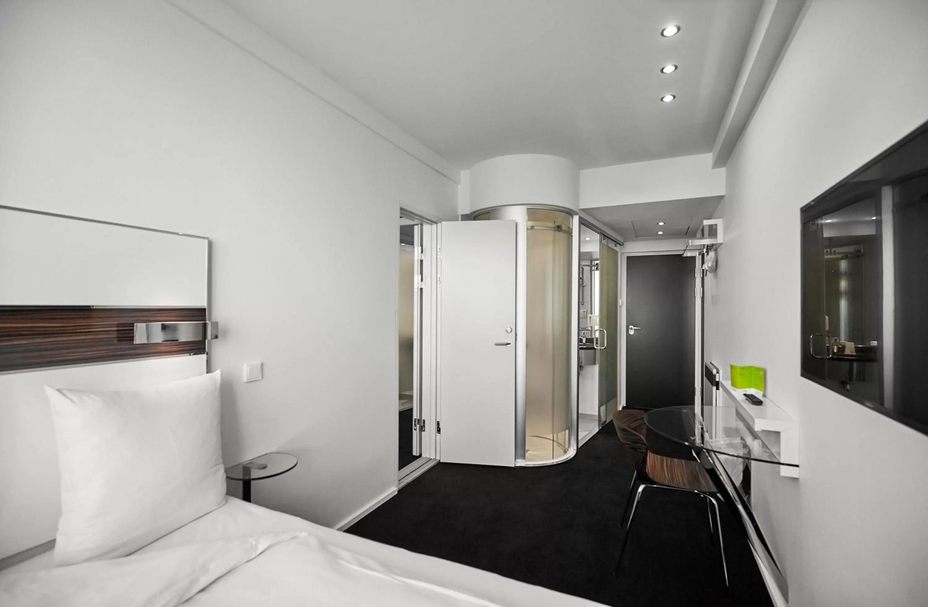 Photo of the whole room, Bed in Wakeup Copenhagen - Bernstorffsgade