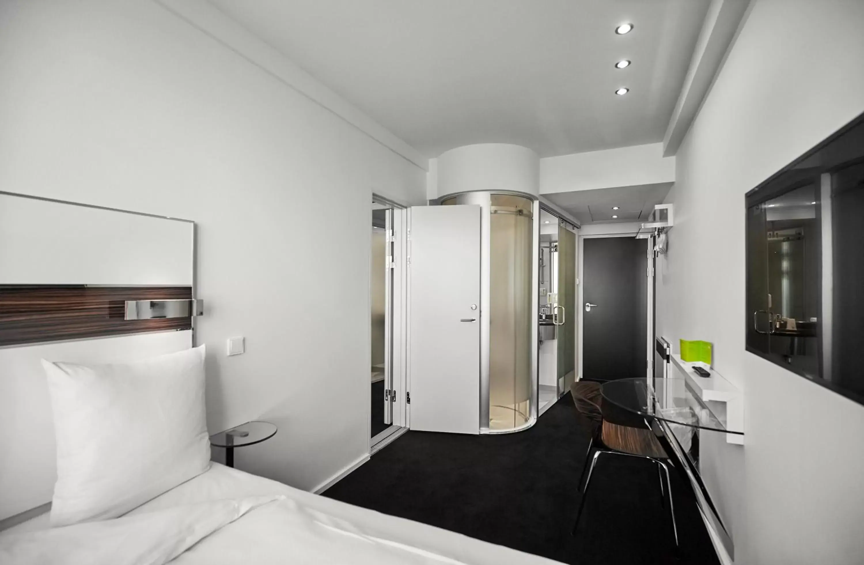 Photo of the whole room, Bed in Wakeup Copenhagen - Bernstorffsgade Photo of the whole room, Bed in Wakeup Copenhagen - Bernstorffsgade