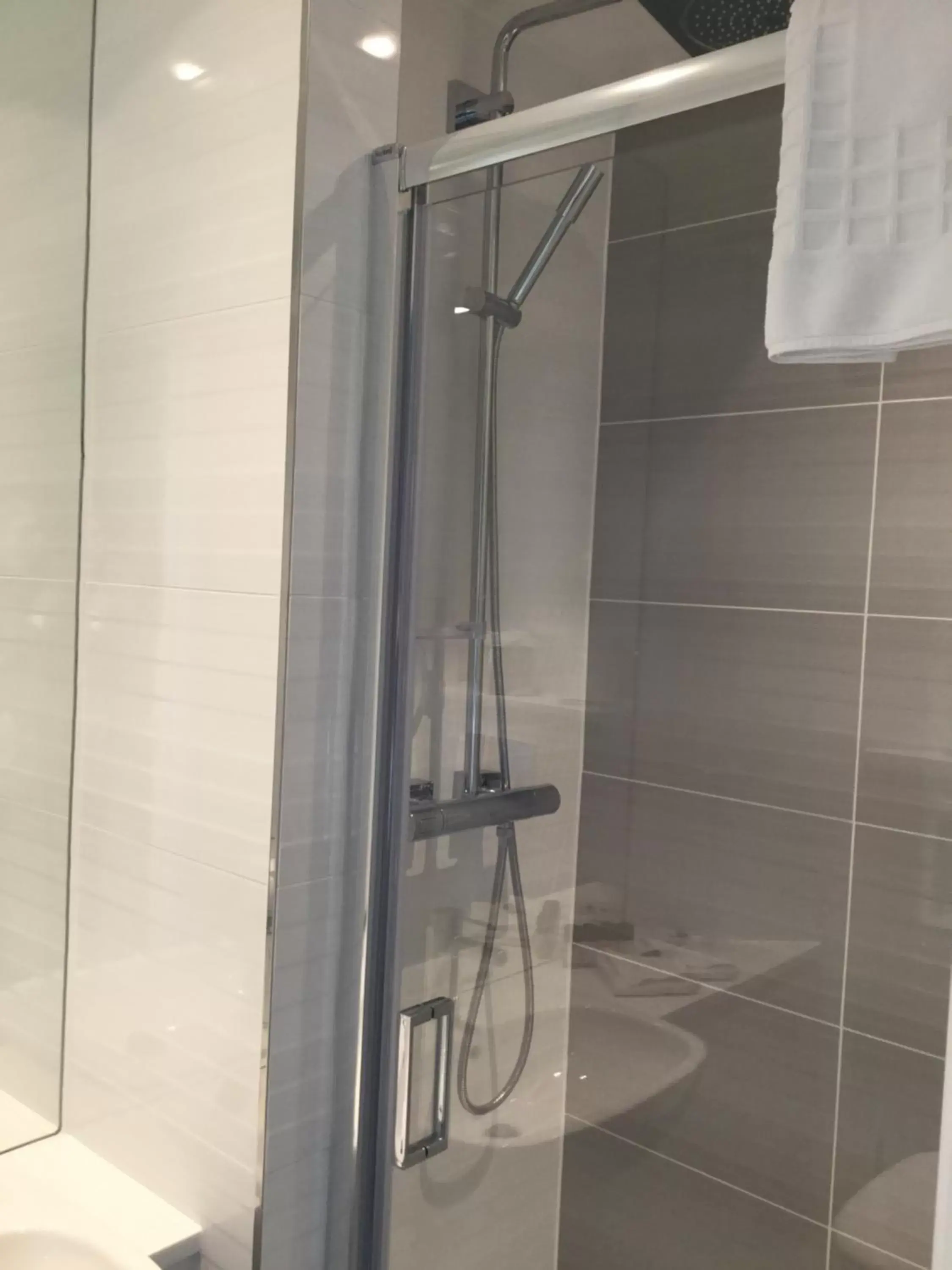 Shower, Bathroom in Mornington Hotel London Victoria
