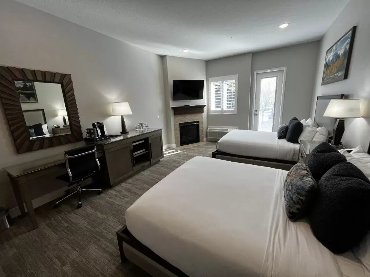 Bed, Seating Area in Huff House Inn and Cabins