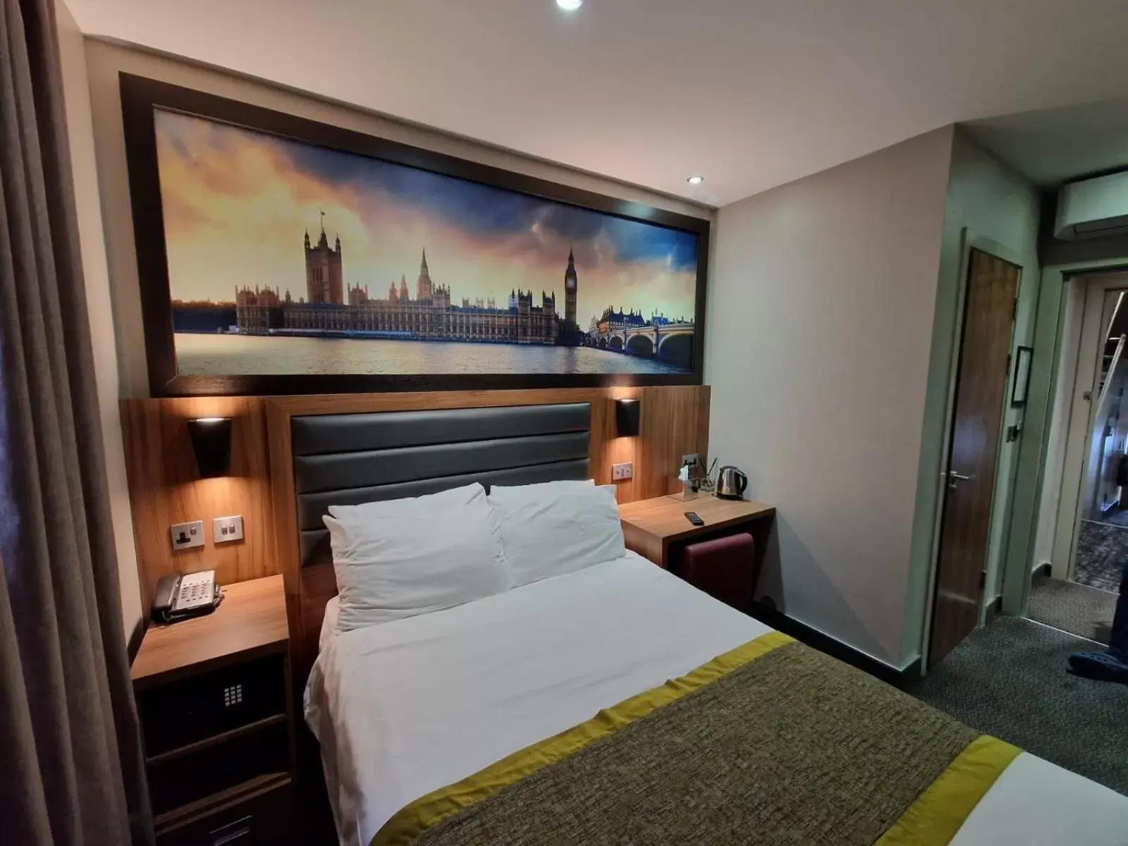 Bed in London Court Hotel