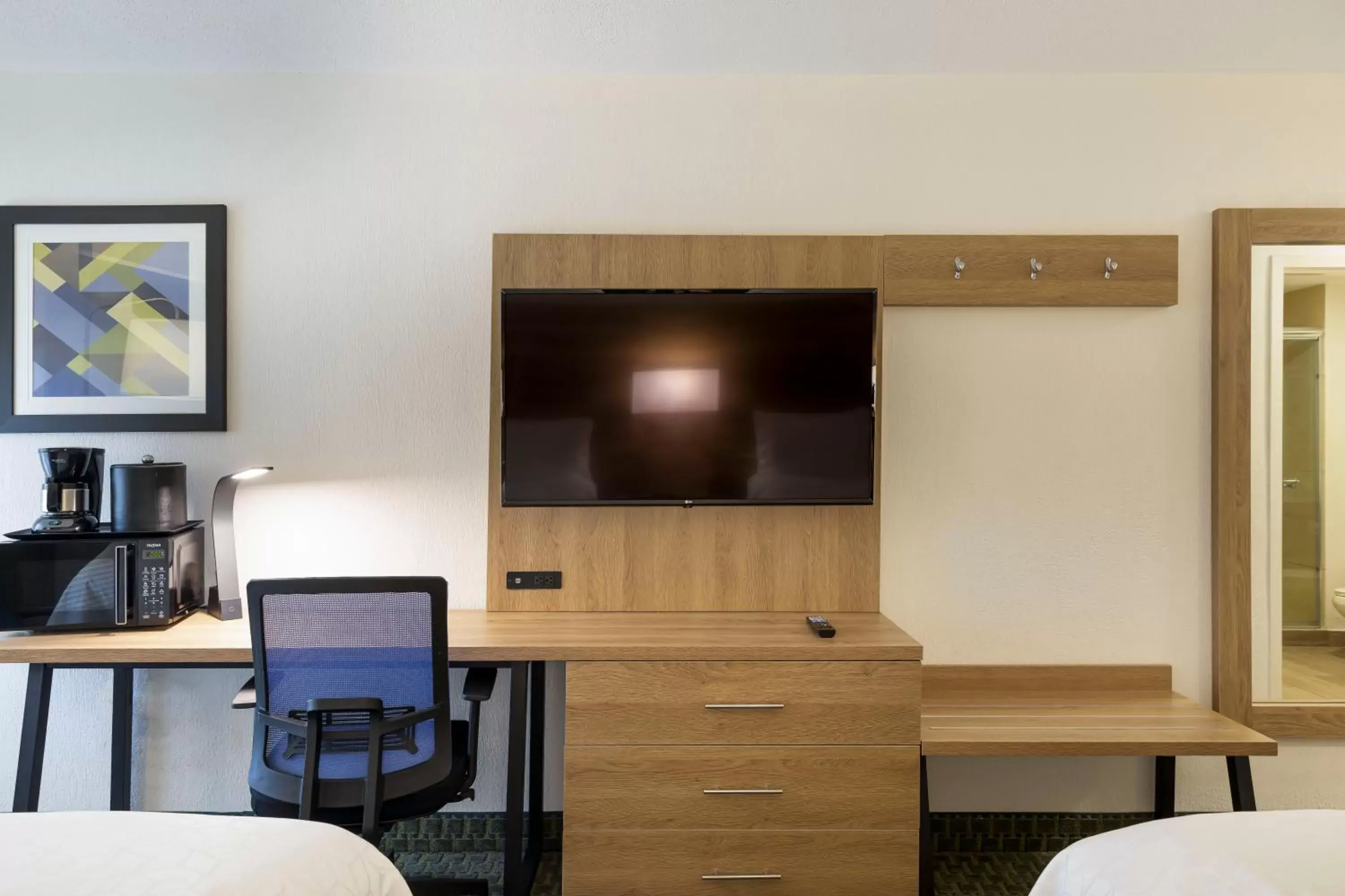 Photo of the whole room, TV/Entertainment Center in Holiday Inn Express San Jose Airport, an IHG Hotel