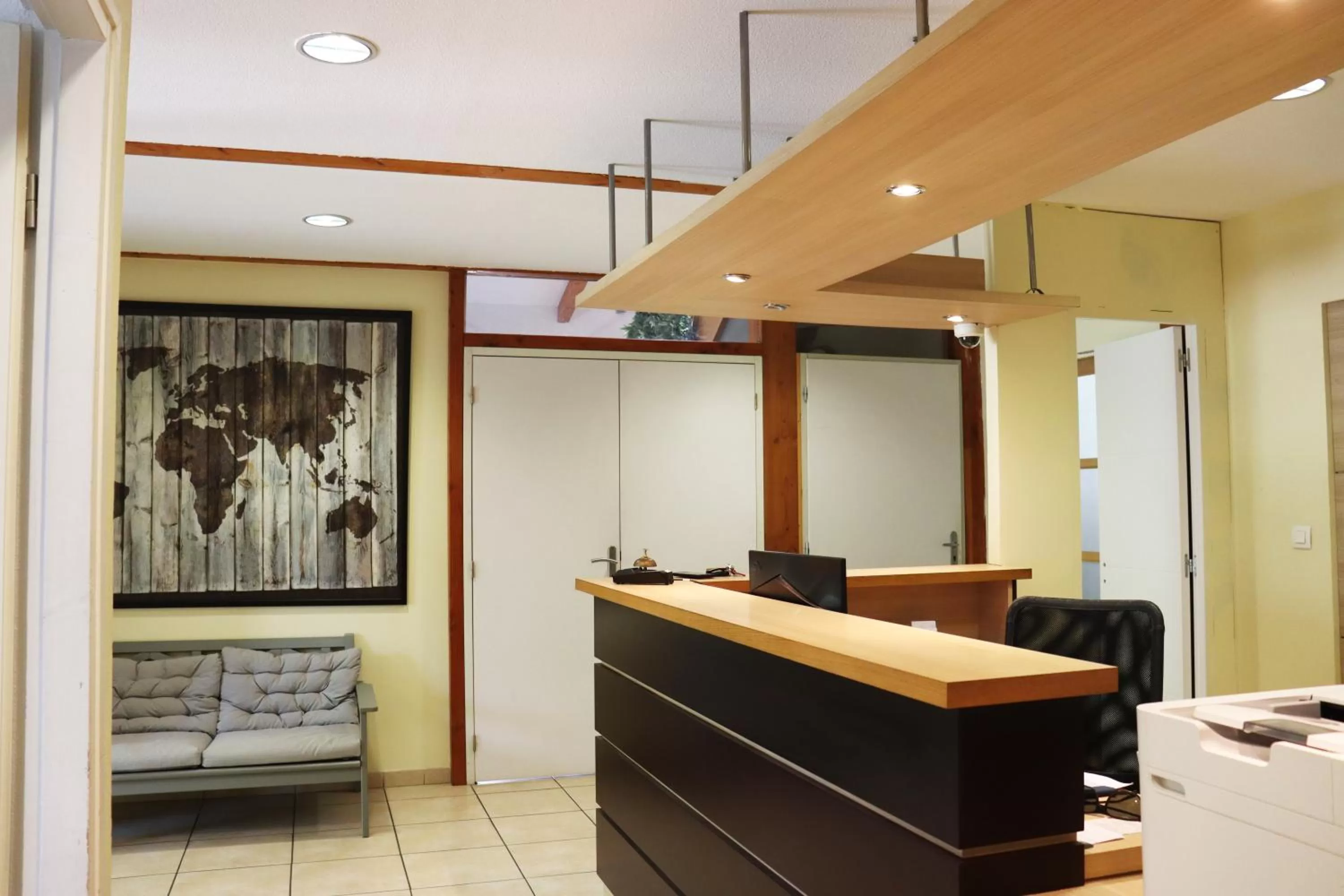 Lobby or reception in Hôtel Lémand Lyon Est - Villefontaine