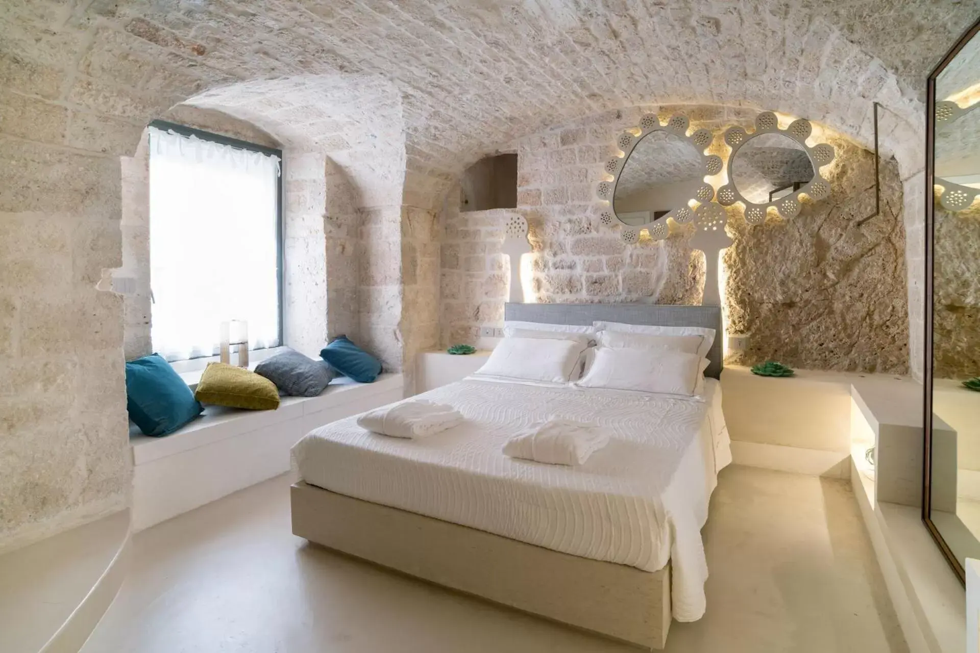 Bed in Vico Bianco Raro Villas Smart Rooms Collection