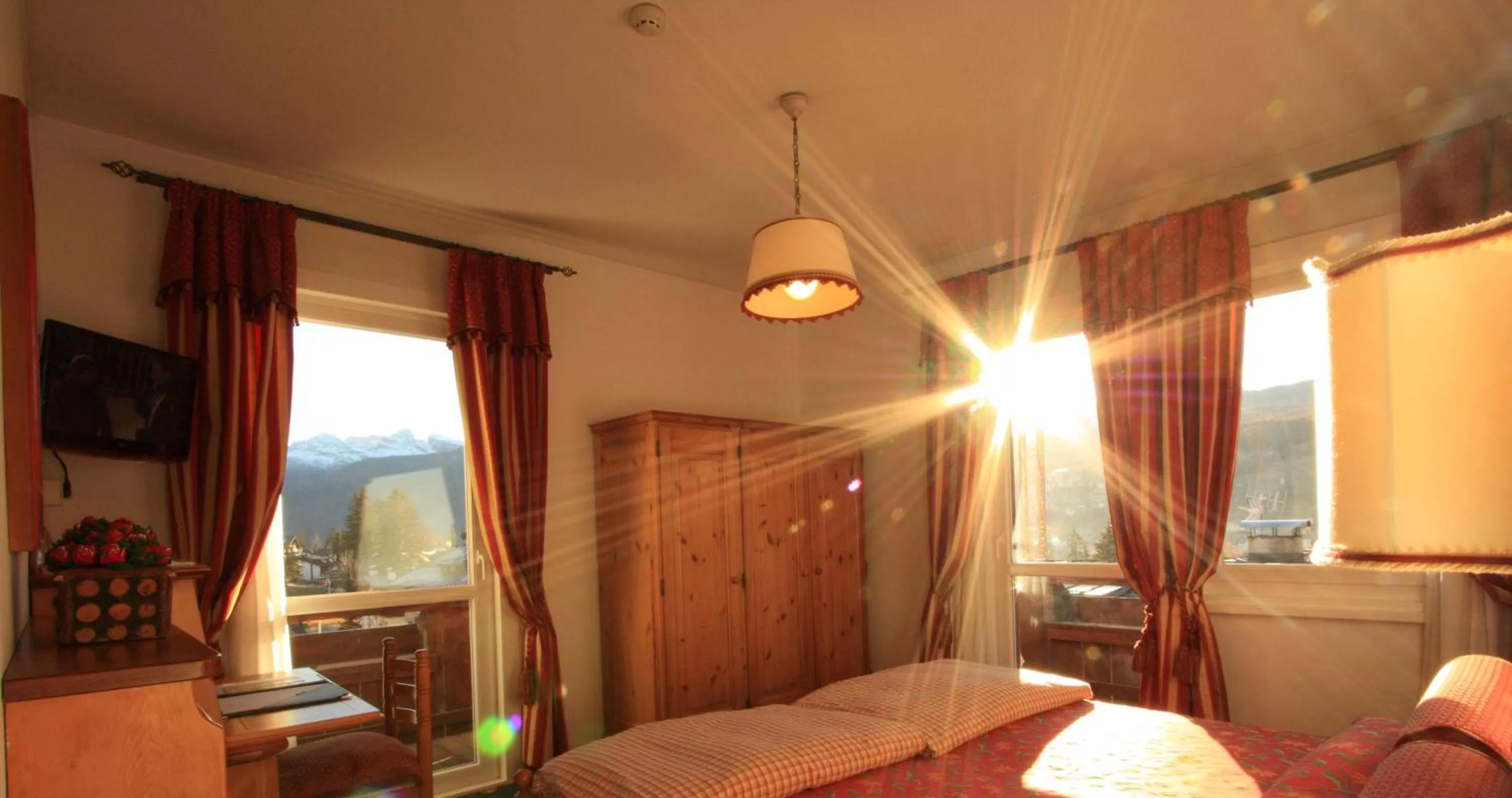 Mountain view, Bed in Hotel Trieste