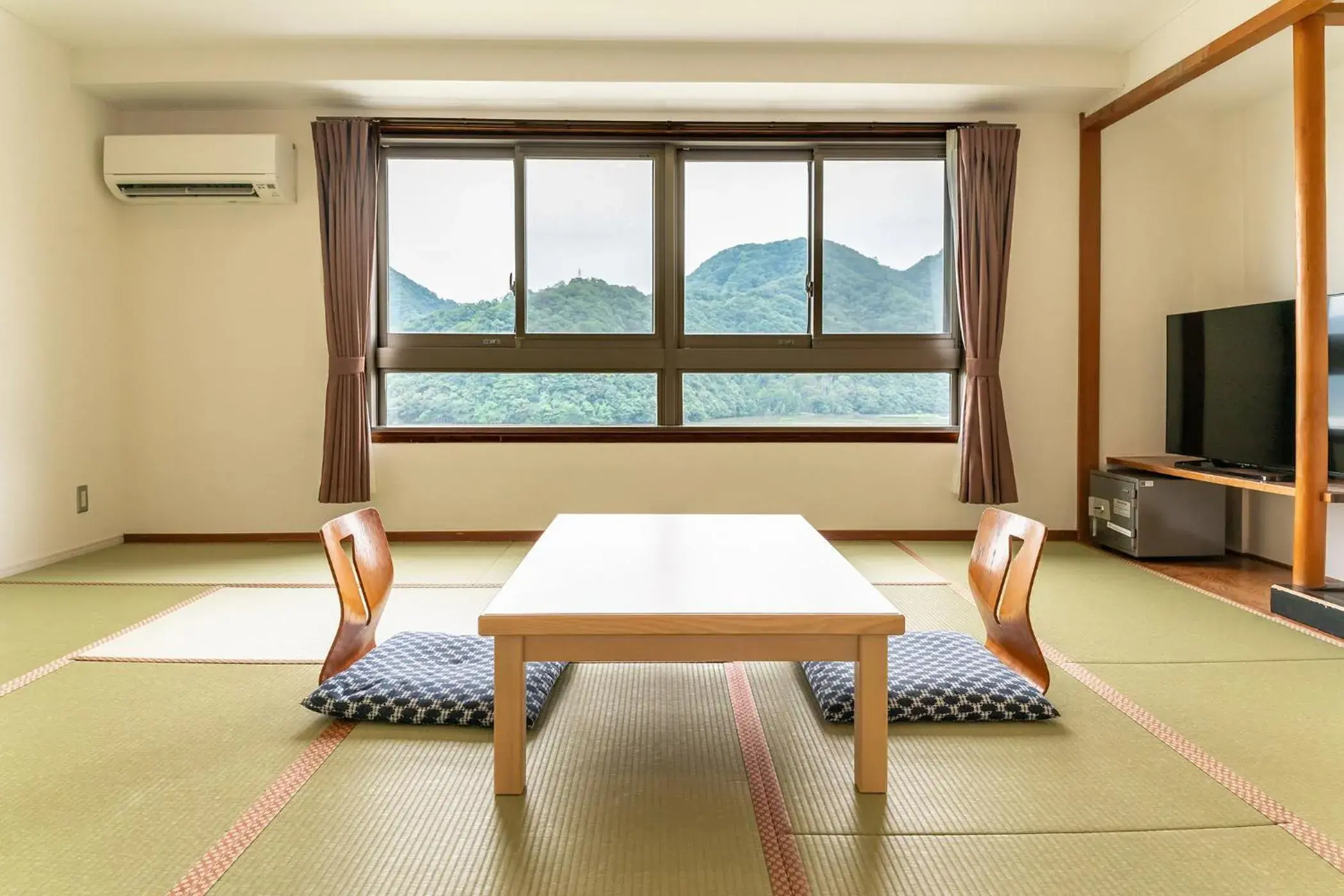 Photo of the whole room, Mountain View in Ooedo Onsen Monogatari Kinosaki