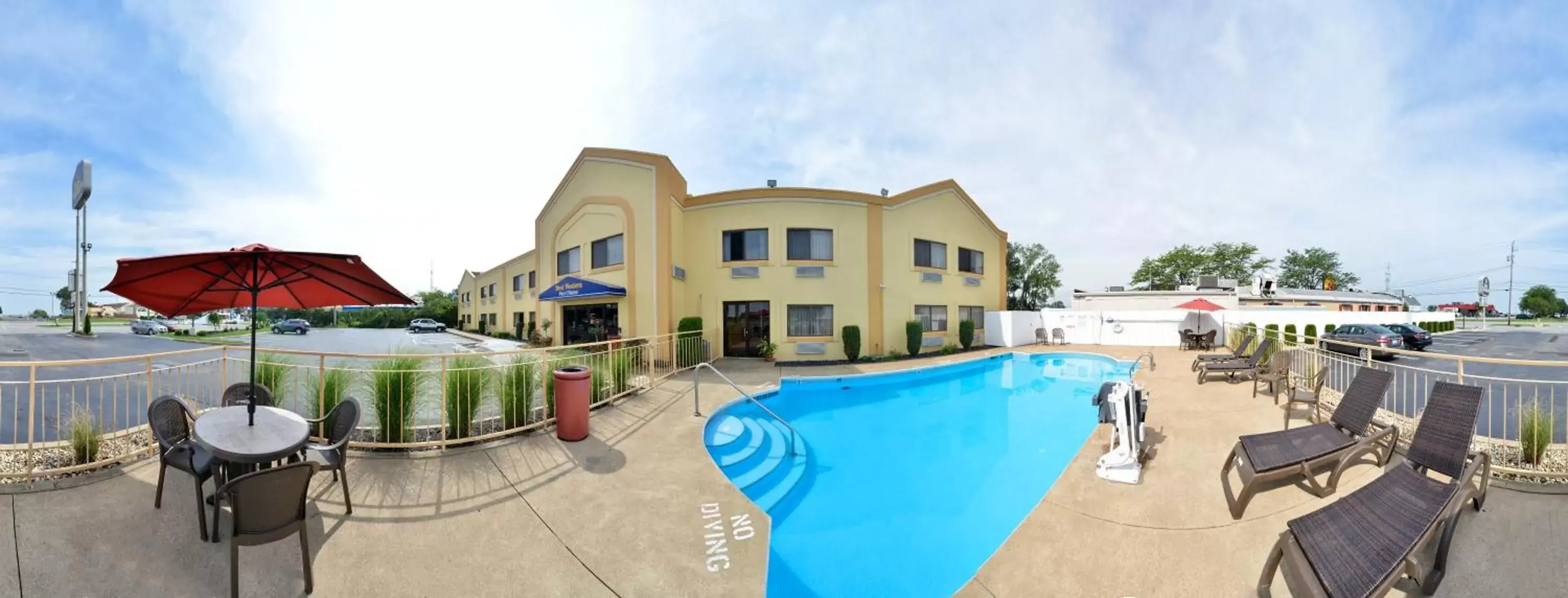 Property building, Swimming Pool in Best Western Port Clinton
