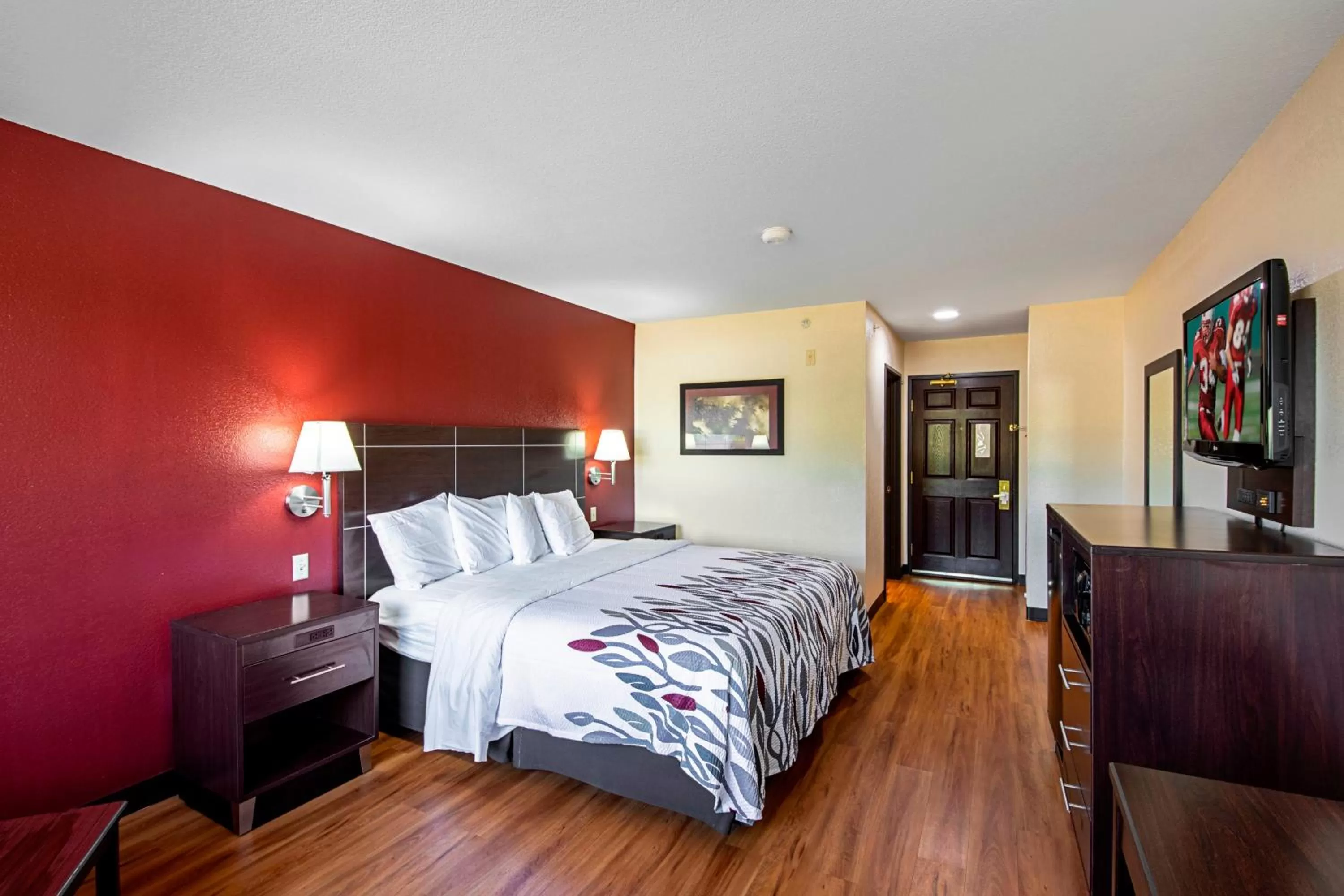 Photo of the whole room, Bed in Red Roof Inn San Marcos
