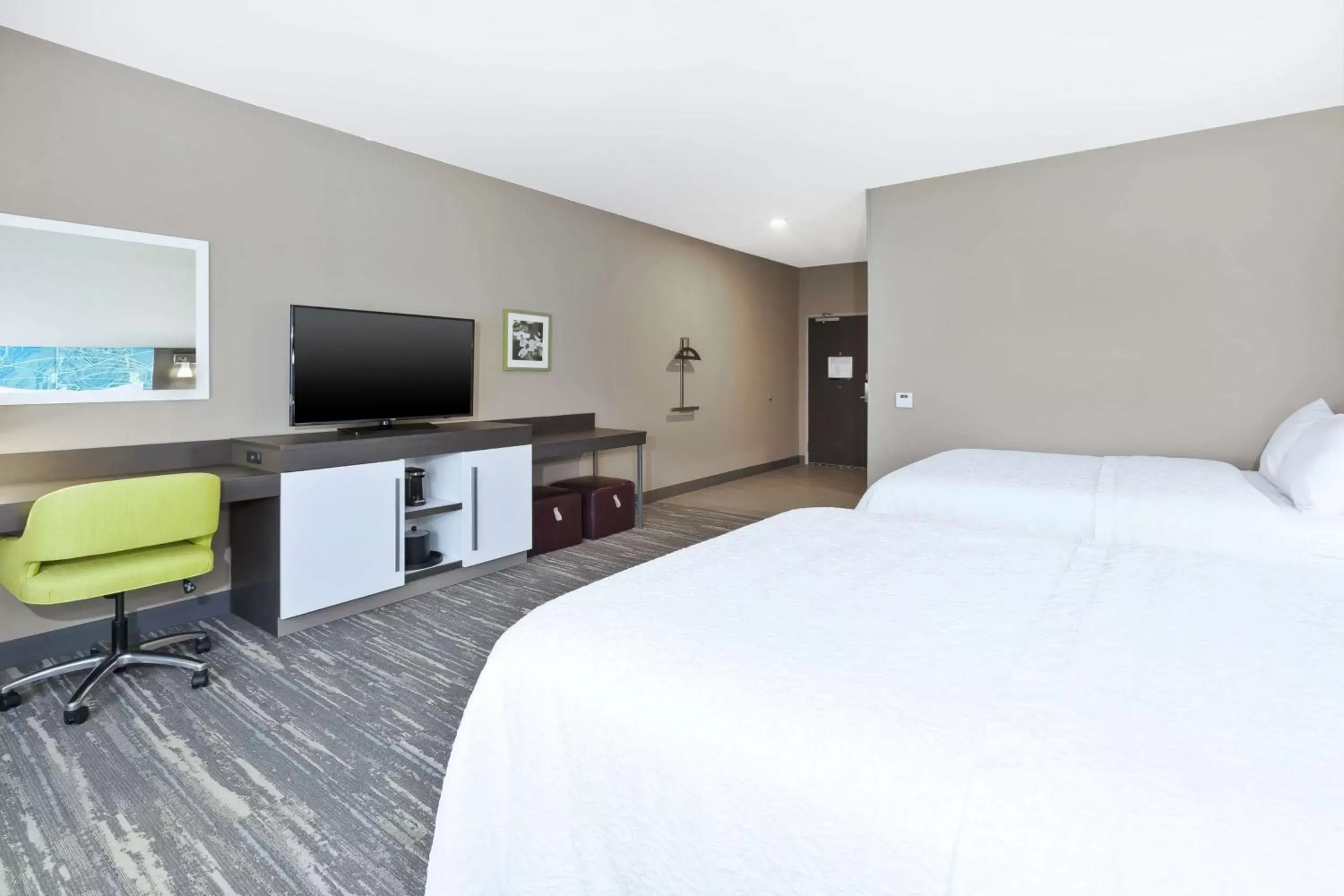 Bedroom, TV/Entertainment Center in Hampton Inn Sedalia