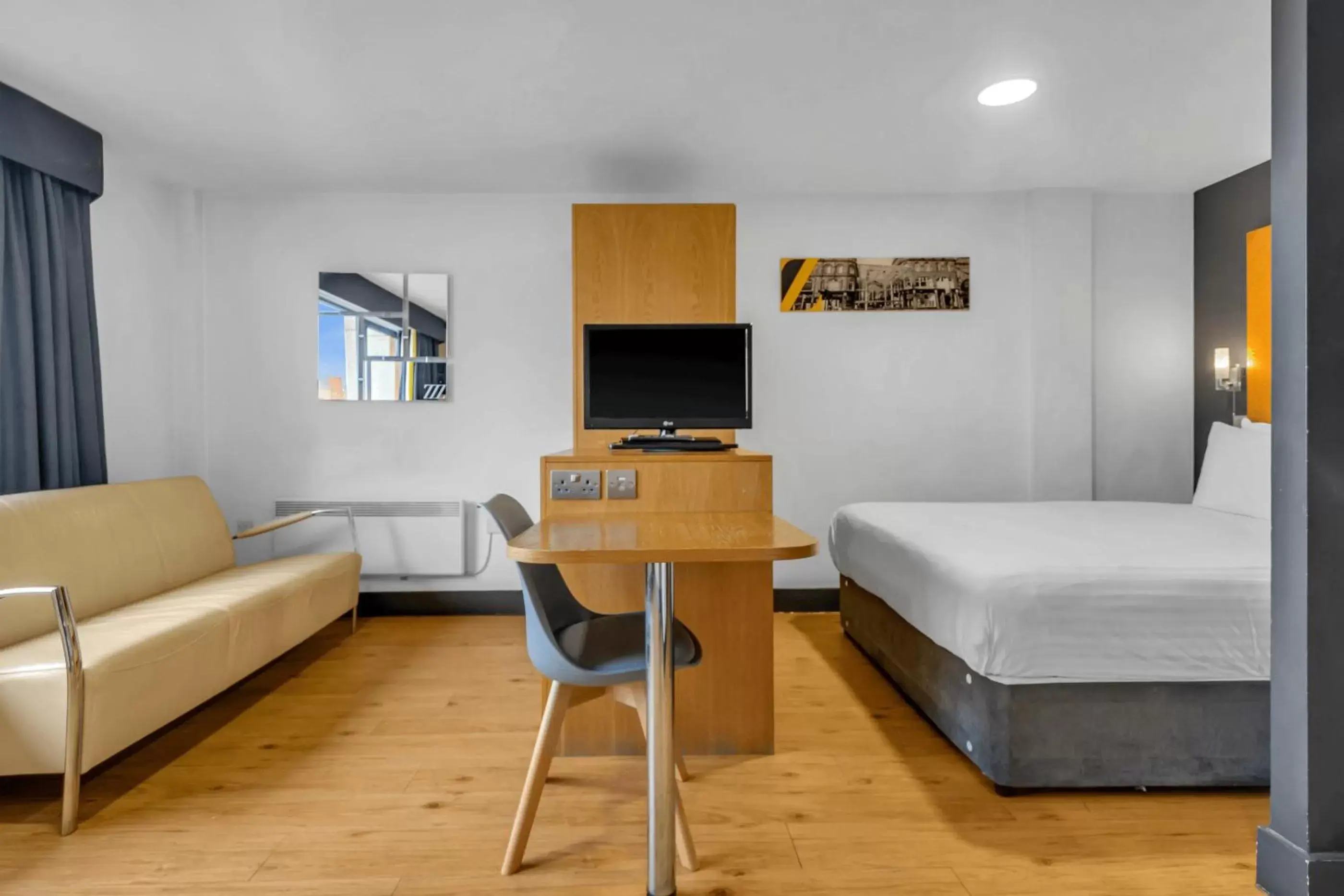 Living room in Roomzzz Leeds City West Living room in Roomzzz Leeds City West