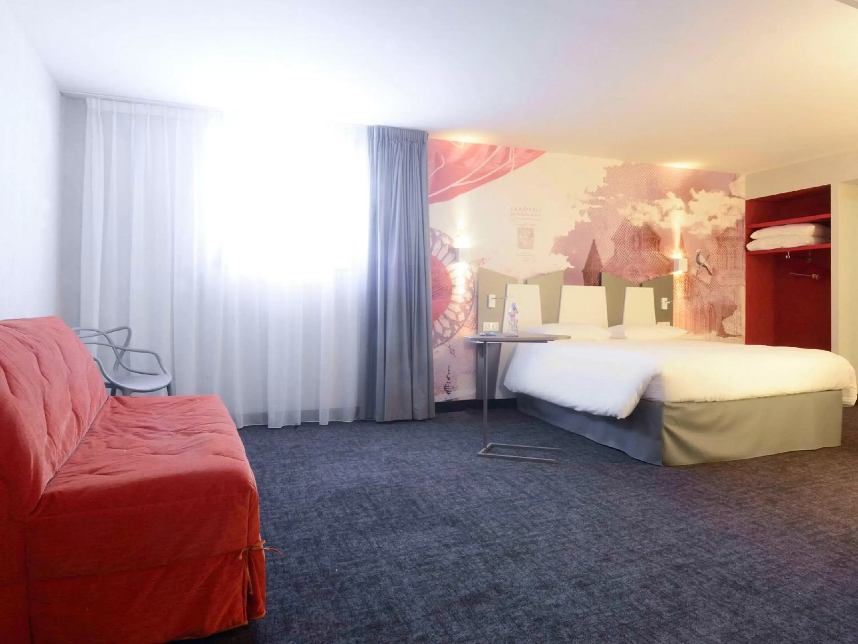 Bedroom in ibis Styles Poitiers Centre
