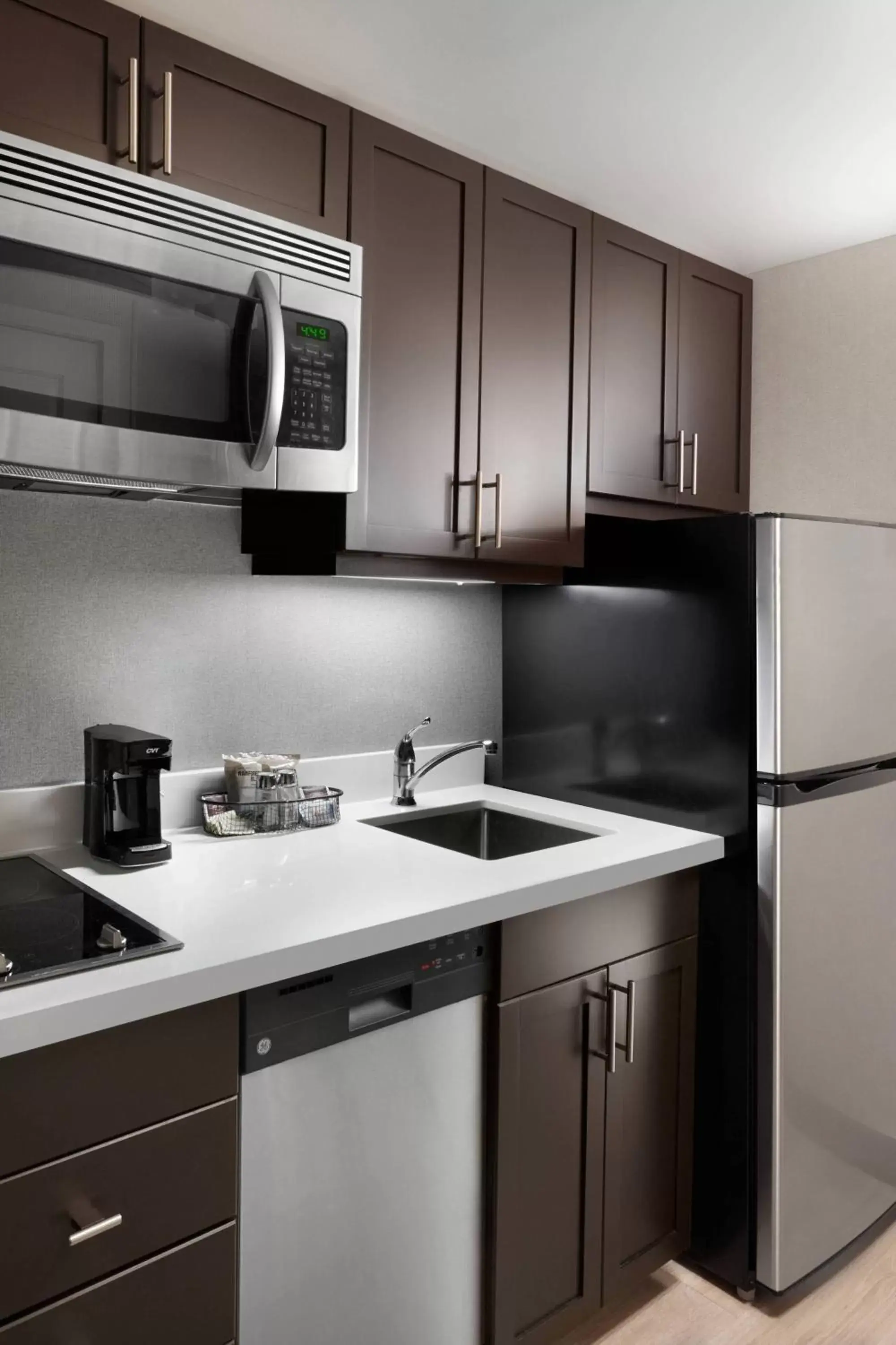 Kitchen or kitchenette, Kitchen/Kitchenette in TownePlace Suites by Marriott Mississauga-Airport Corporate Centre
