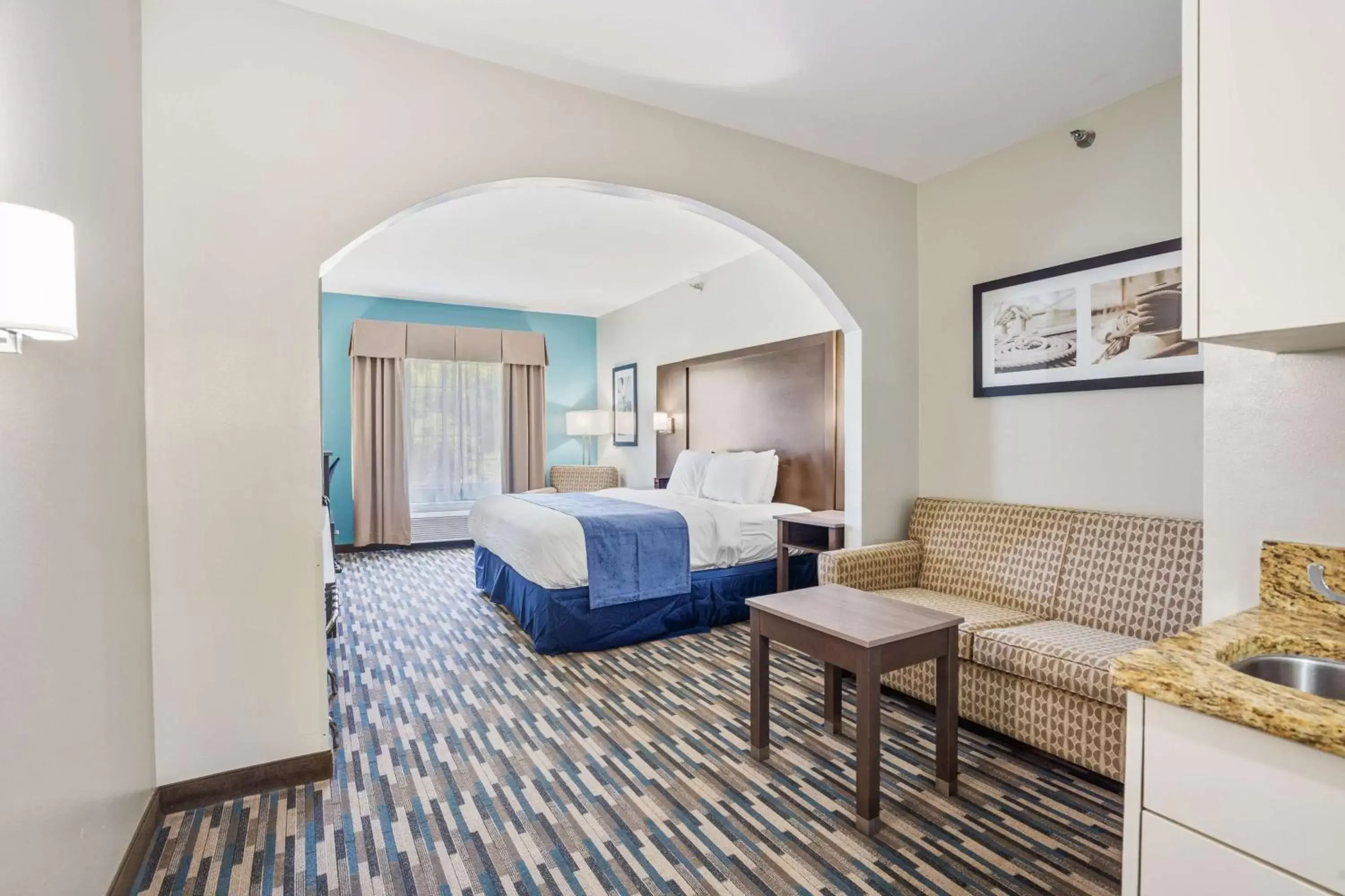 Bedroom, Seating Area in Blue Water Inn & Suites BW Signature Collection