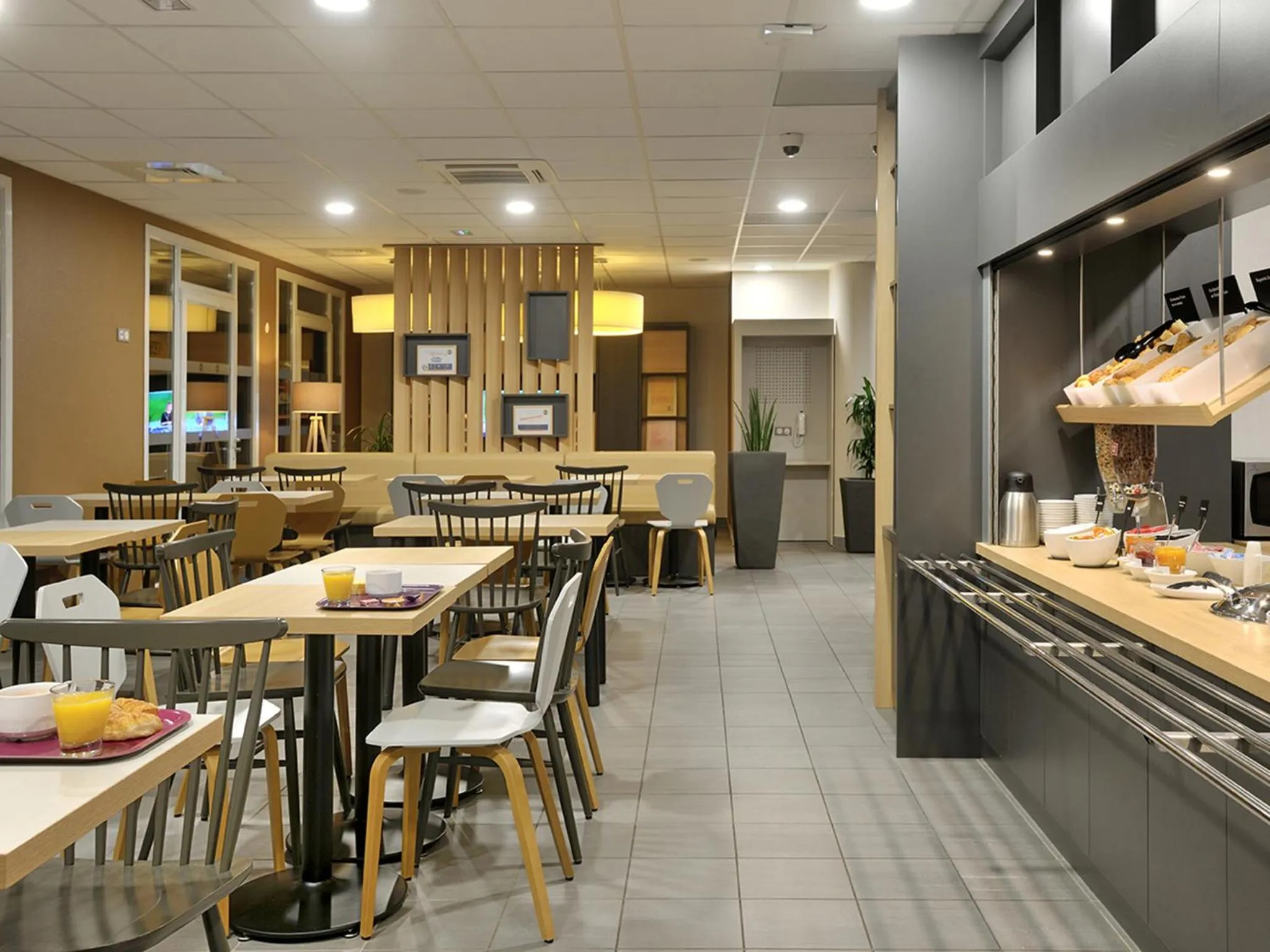 Restaurant/places to eat in B&B HOTEL Lyon Caluire Cité Internationale