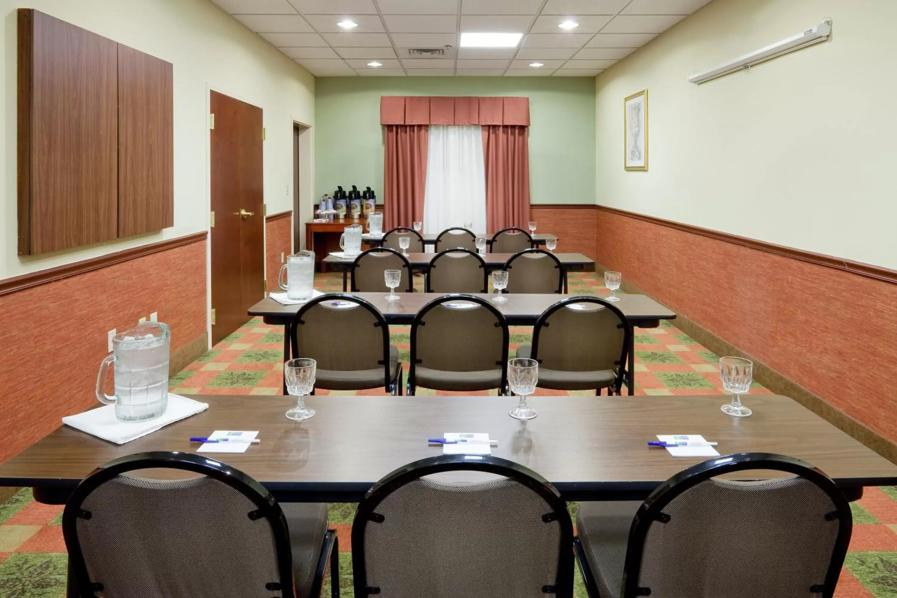 Meeting/conference room in Holiday Inn Express and Suites - Quakertown, an IHG Hotel