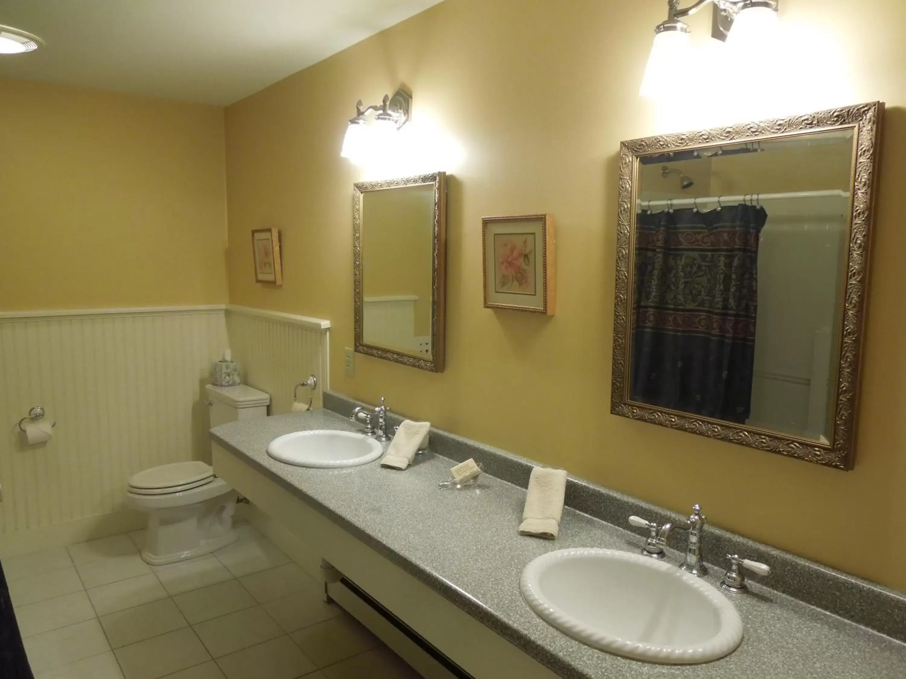 Bathroom in Kearsarge Inn