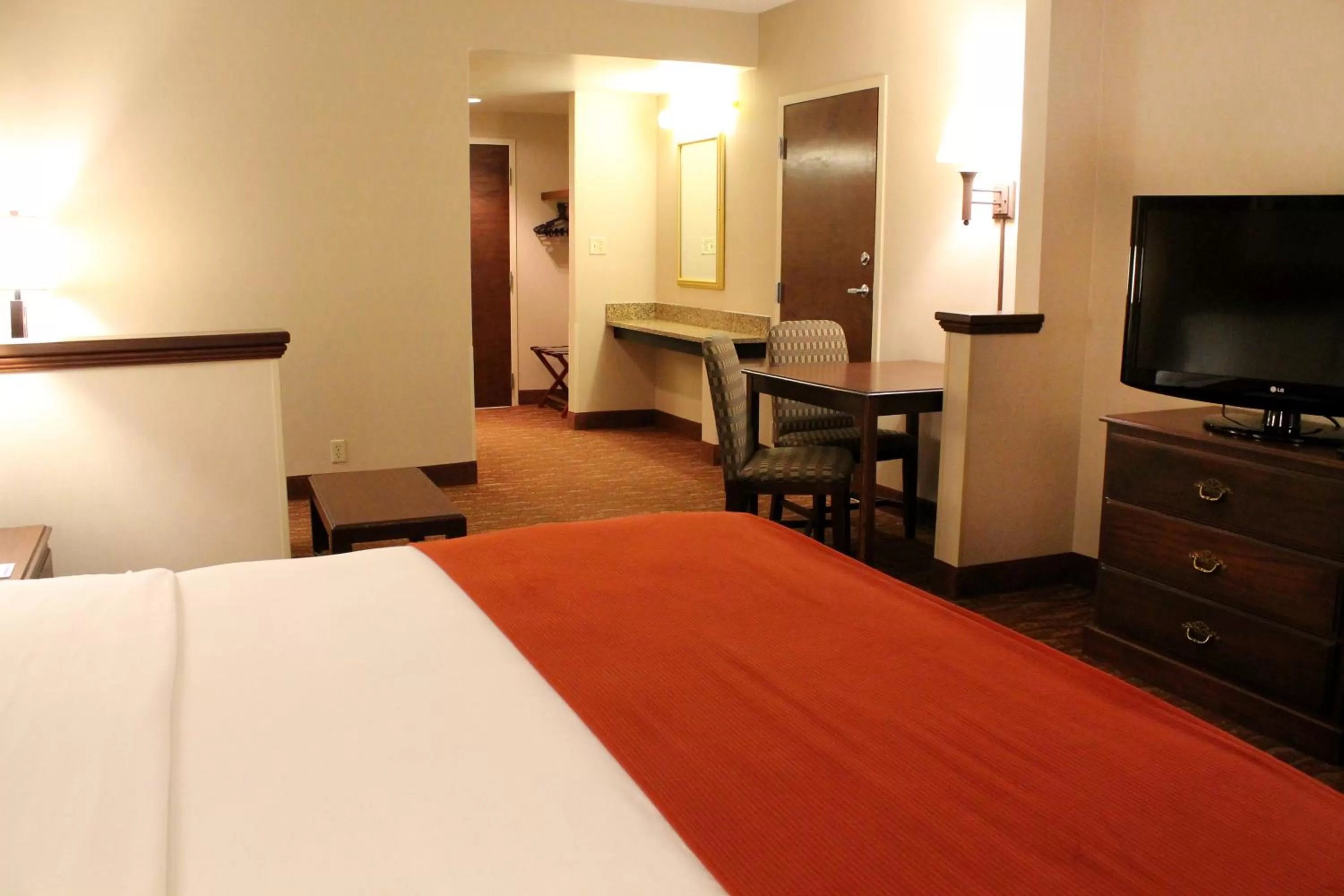TV and multimedia, Bed in Auburn Place Hotel & Suites Paducah