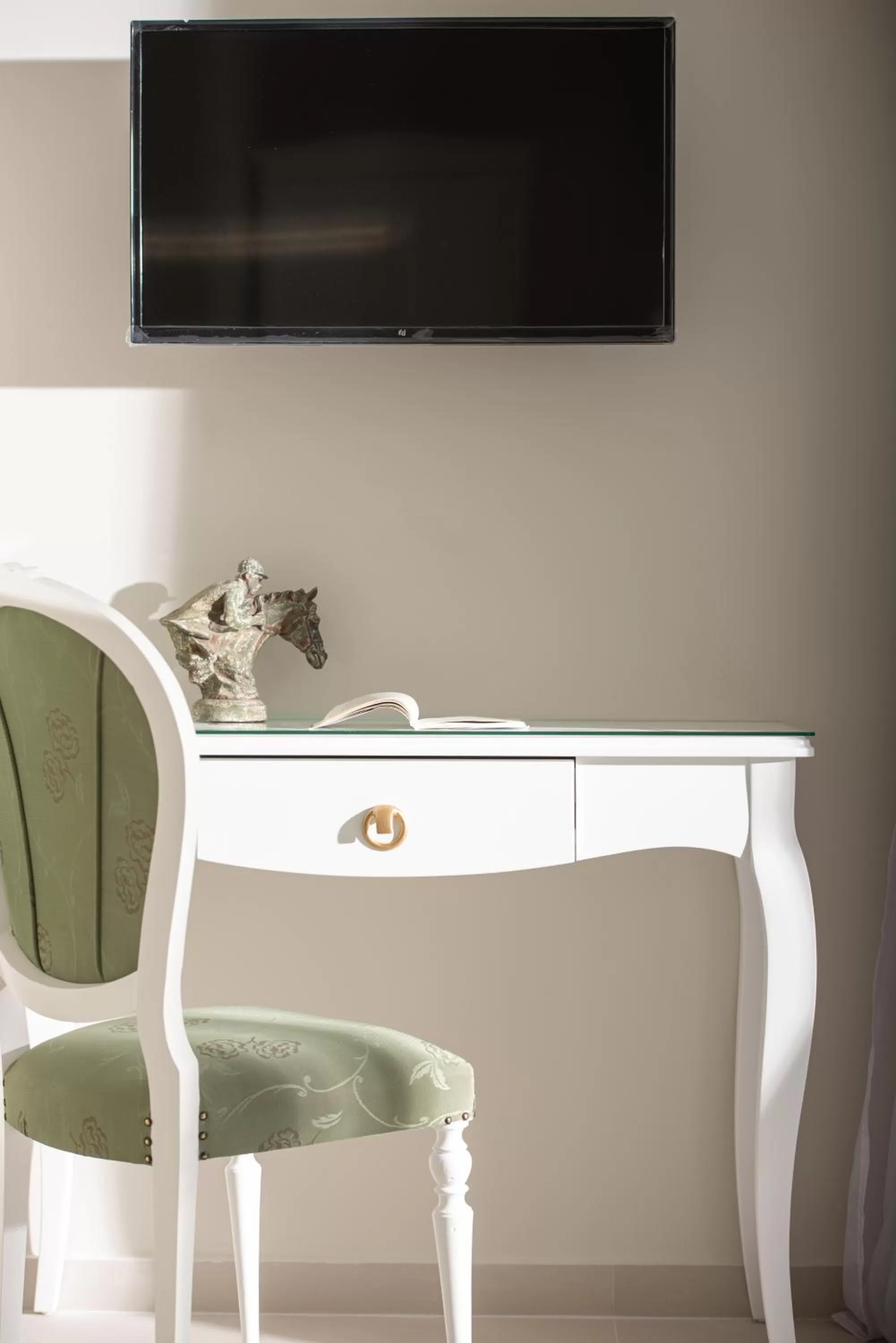 hair dresser in Light Blue Hotel