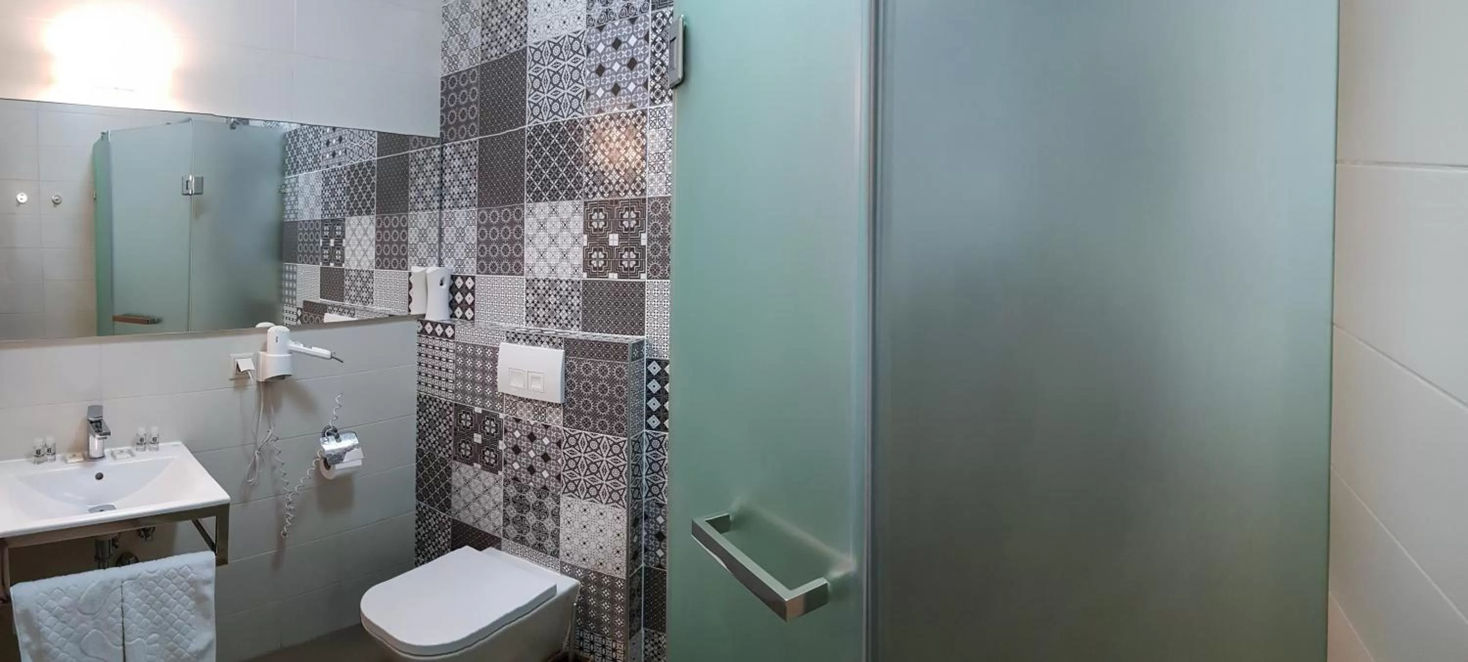 Shower in Wine Hotel Chisinau