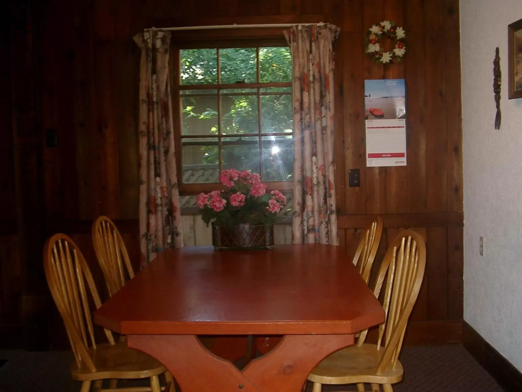 Dining Area in Swiss Chalets Motel