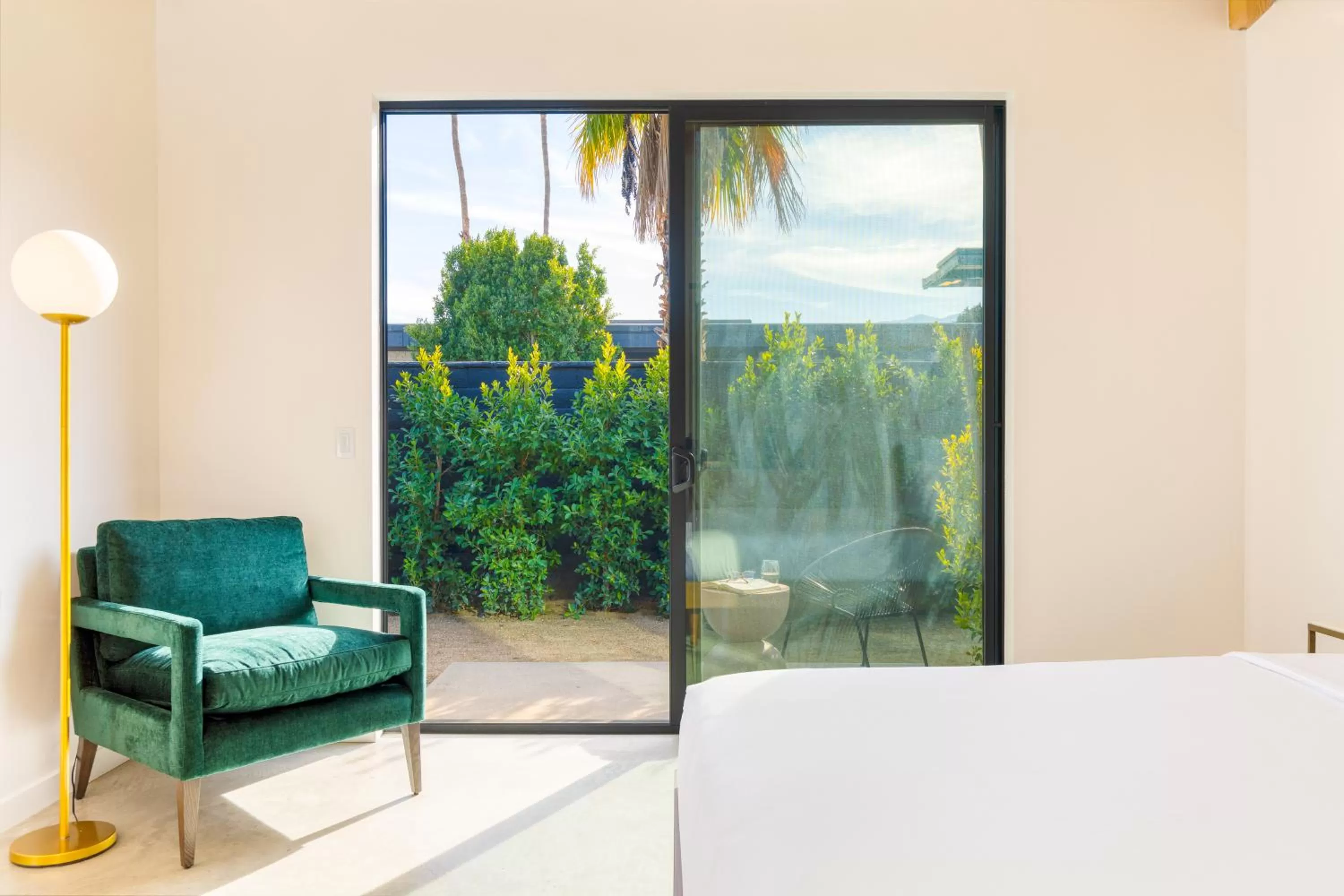 Deluxe Suite in Blackhaus Suites by AvantStay Modern Comfort in Downtown Palm Springs