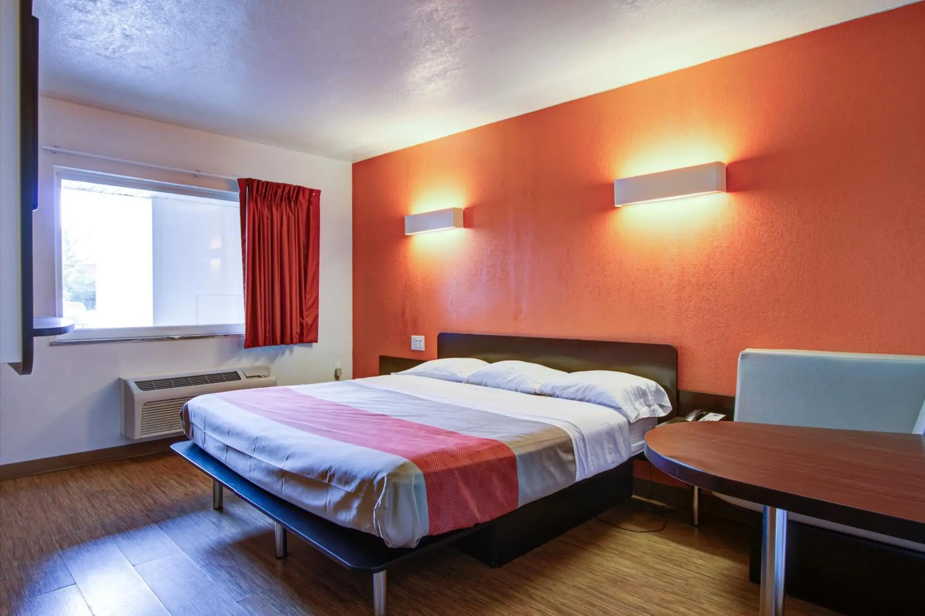 Bedroom, Bed in Motel 6-Richfield, OH Bedroom, Bed in Motel 6-Richfield, OH