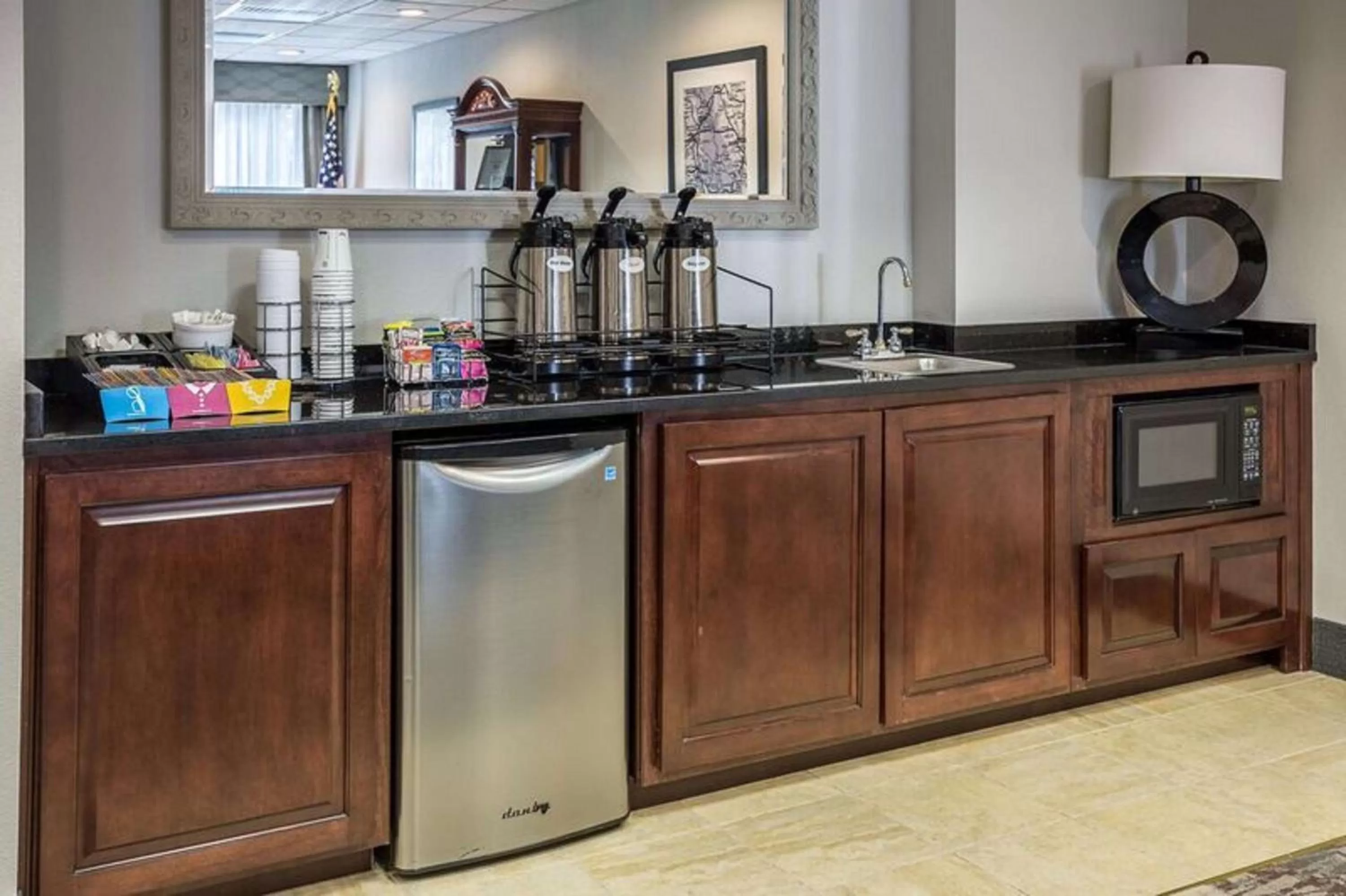Dining area in Hampton Inn Somerset